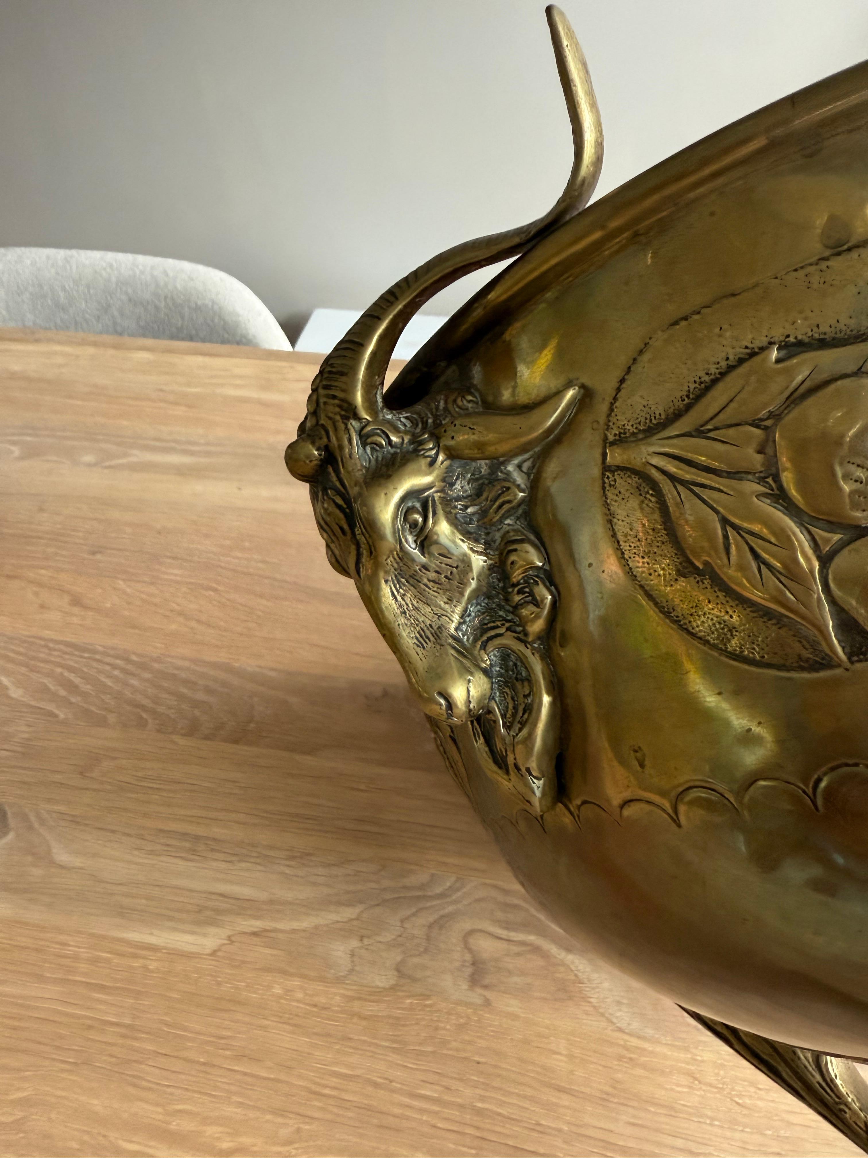 Antiguo centro de mesa artesanal de bronce y latón / frutero con escultura de cabra. en venta 9