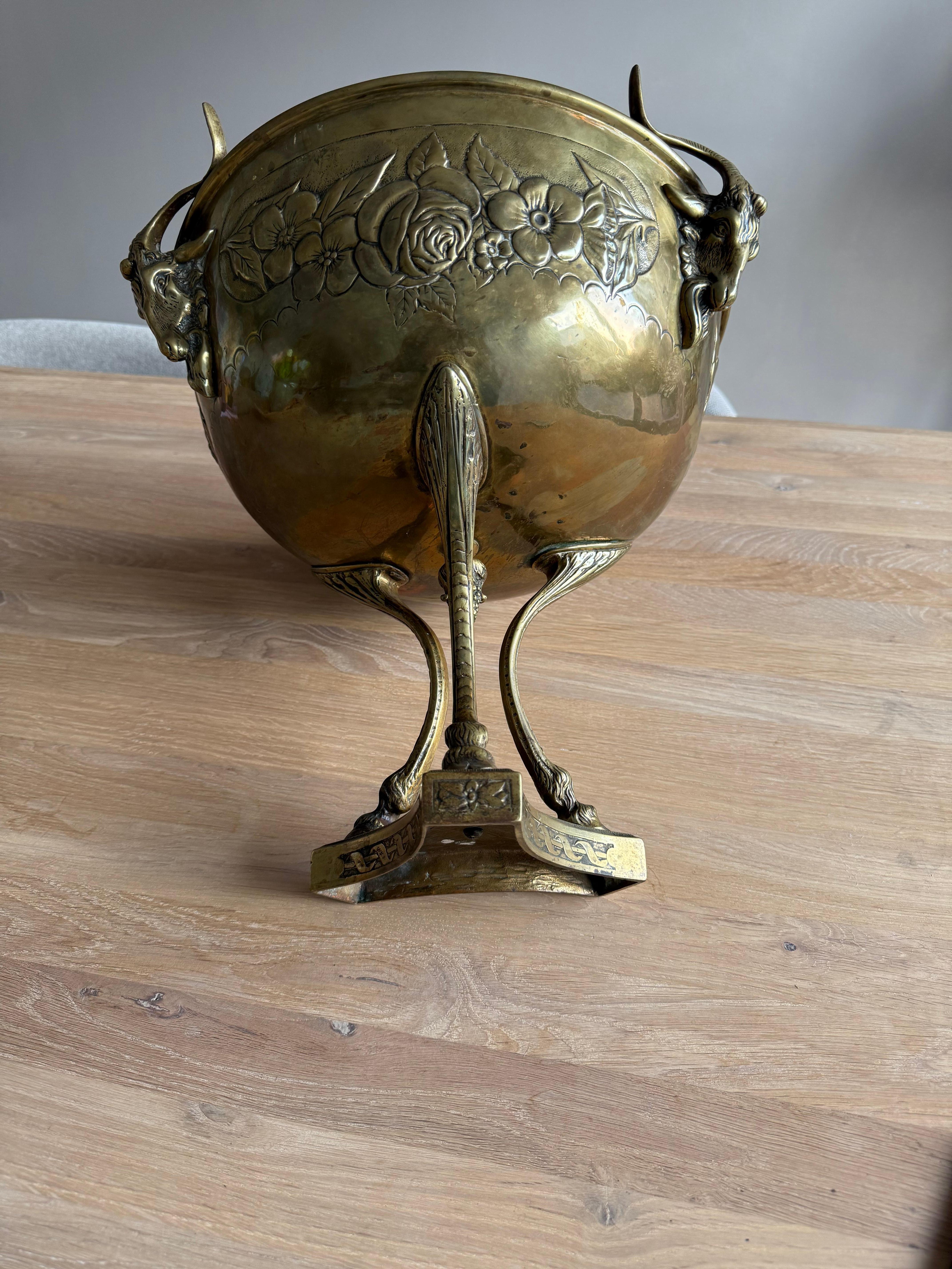 Antiguo centro de mesa artesanal de bronce y latón / frutero con escultura de cabra. en venta 11