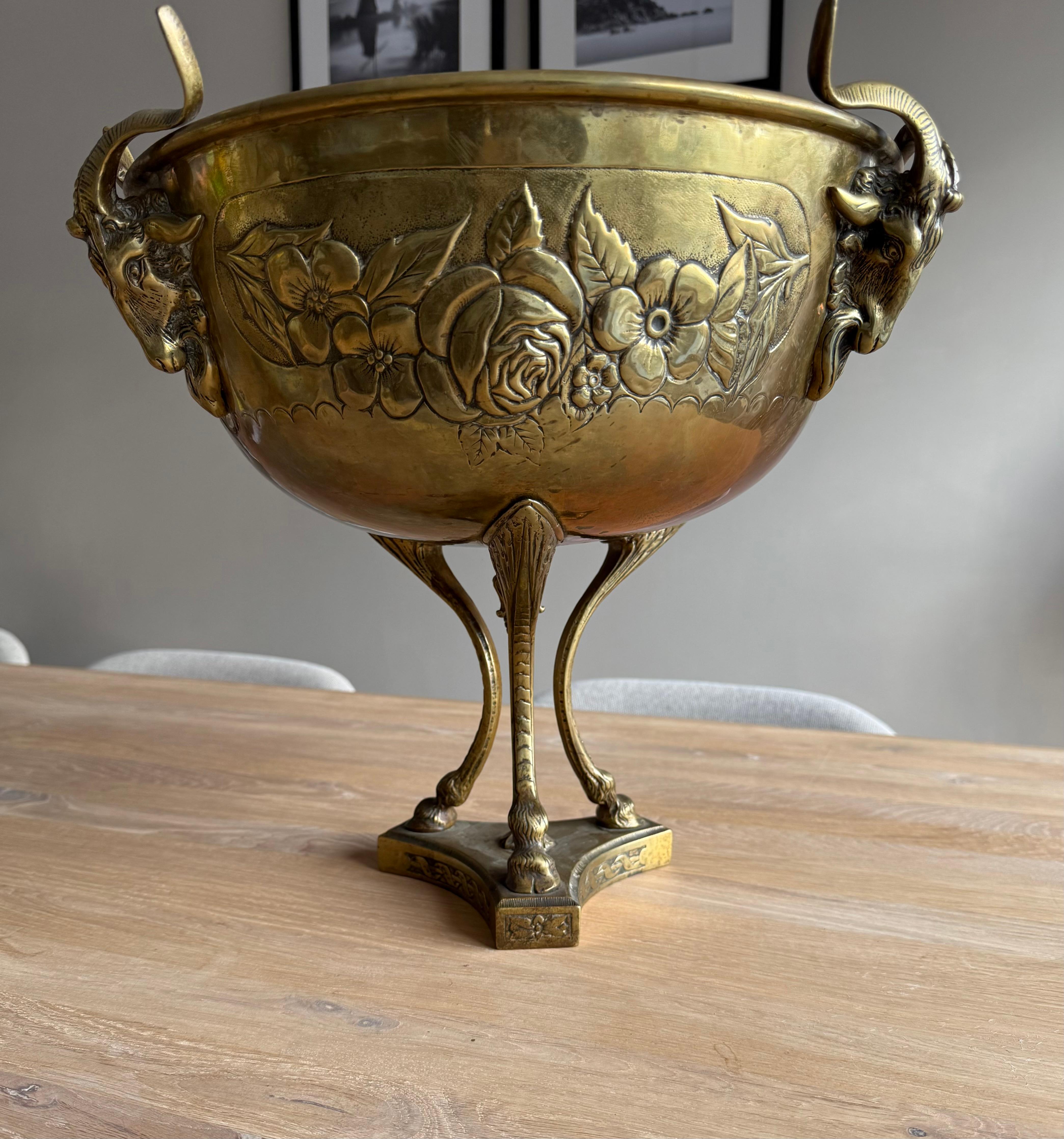 Excepcional Tazza / Cuenco de bronce y latón del siglo XIX con cabras escultóricas, pátina de gran calidad.

De vez en cuando surge una pieza que capta realmente el alma de la artesanía del siglo XIX, y esta extraordinaria tazza es uno de esos