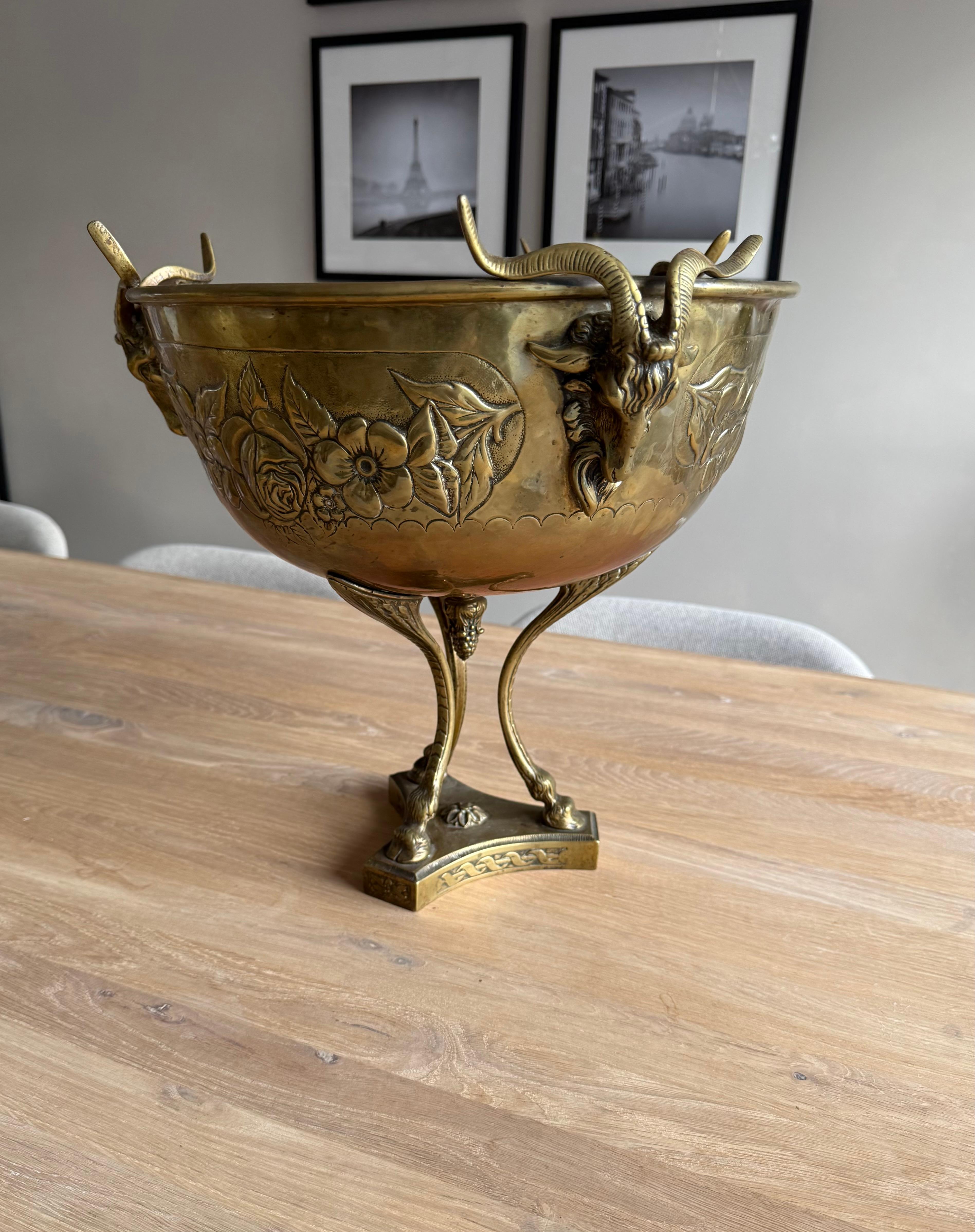 Antiguo centro de mesa artesanal de bronce y latón / frutero con escultura de cabra. Romano clásico en venta