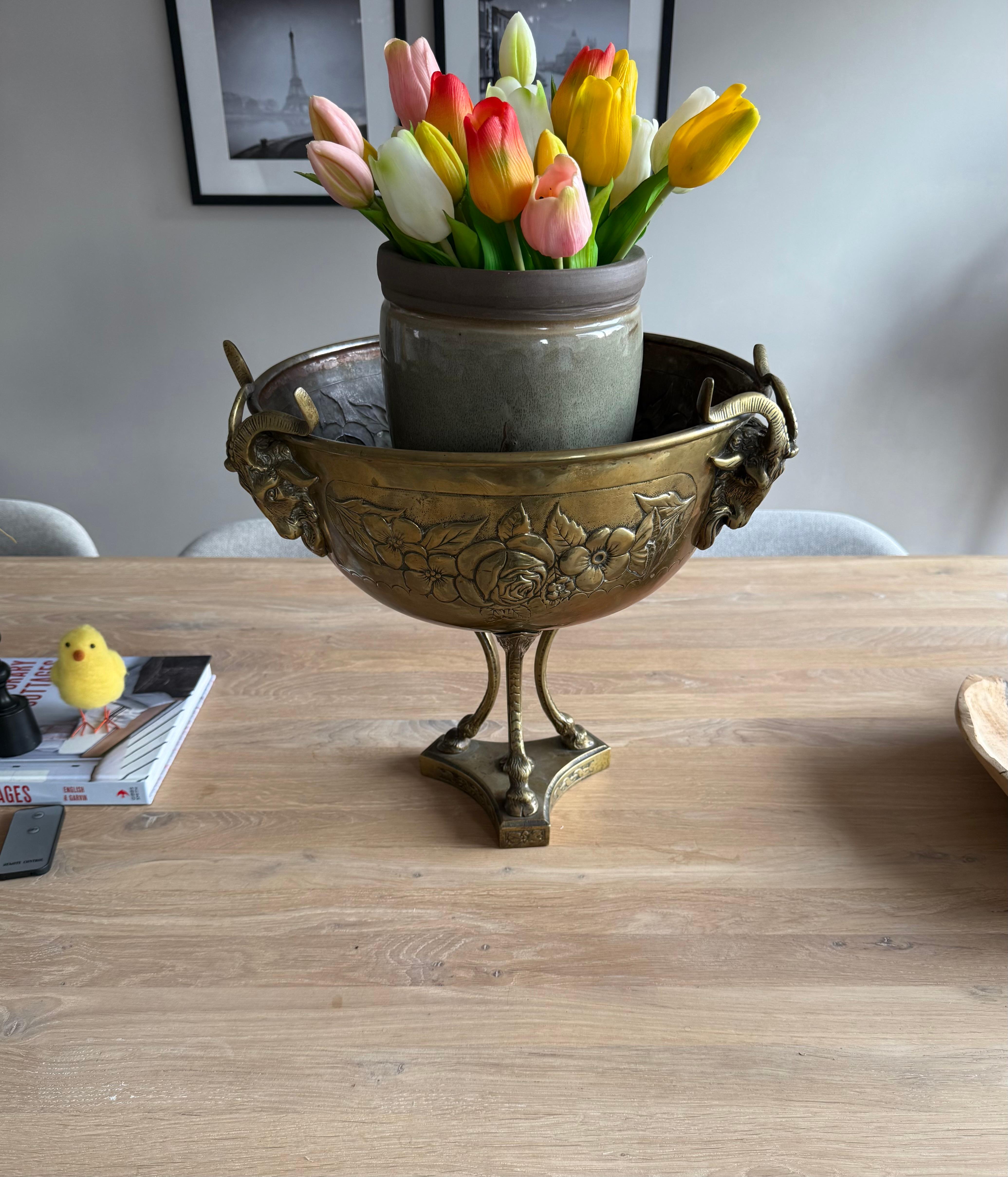 Antiguo centro de mesa artesanal de bronce y latón / frutero con escultura de cabra. Europeo en venta