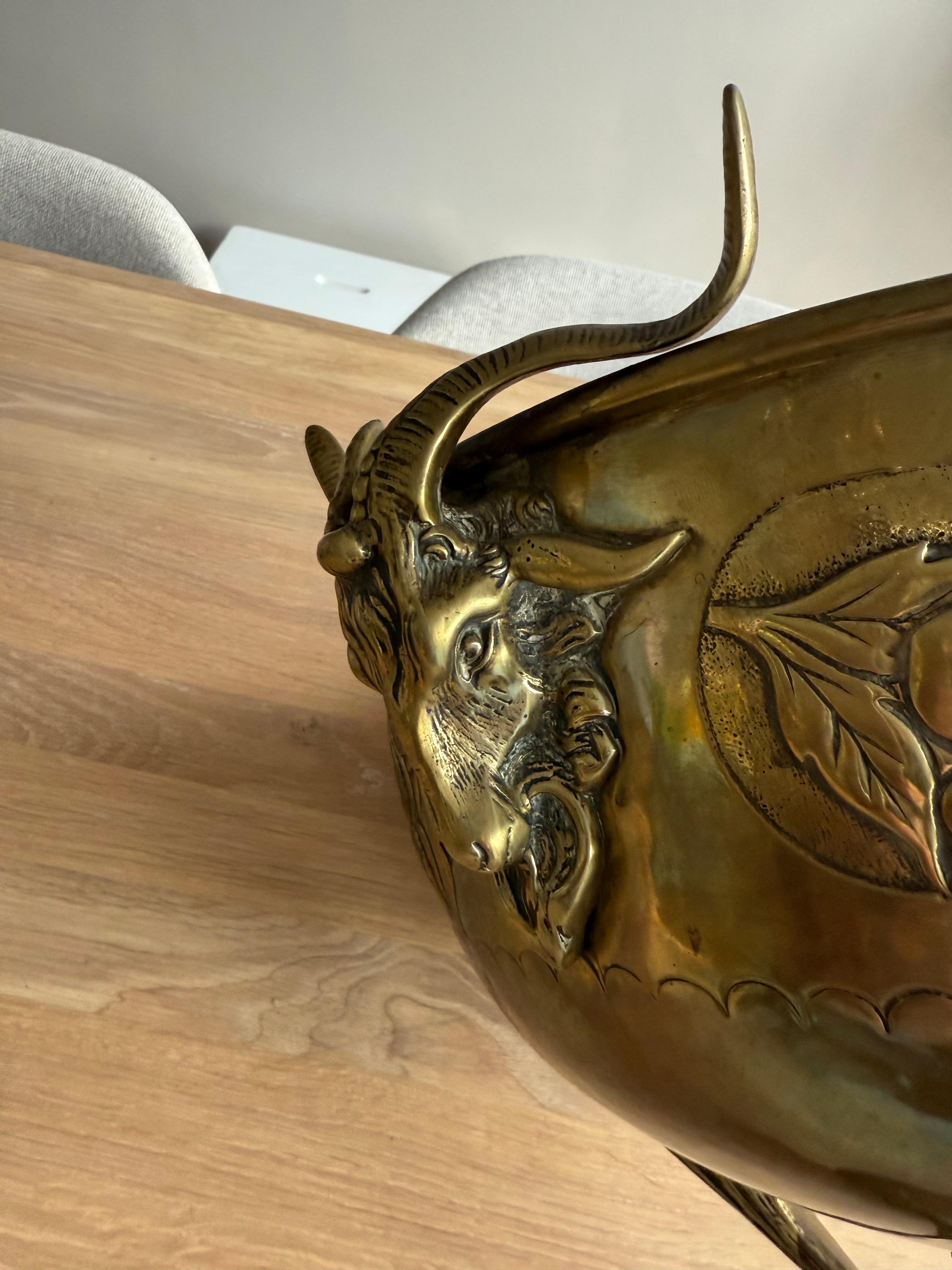 Antiguo centro de mesa artesanal de bronce y latón / frutero con escultura de cabra. Patinado en venta