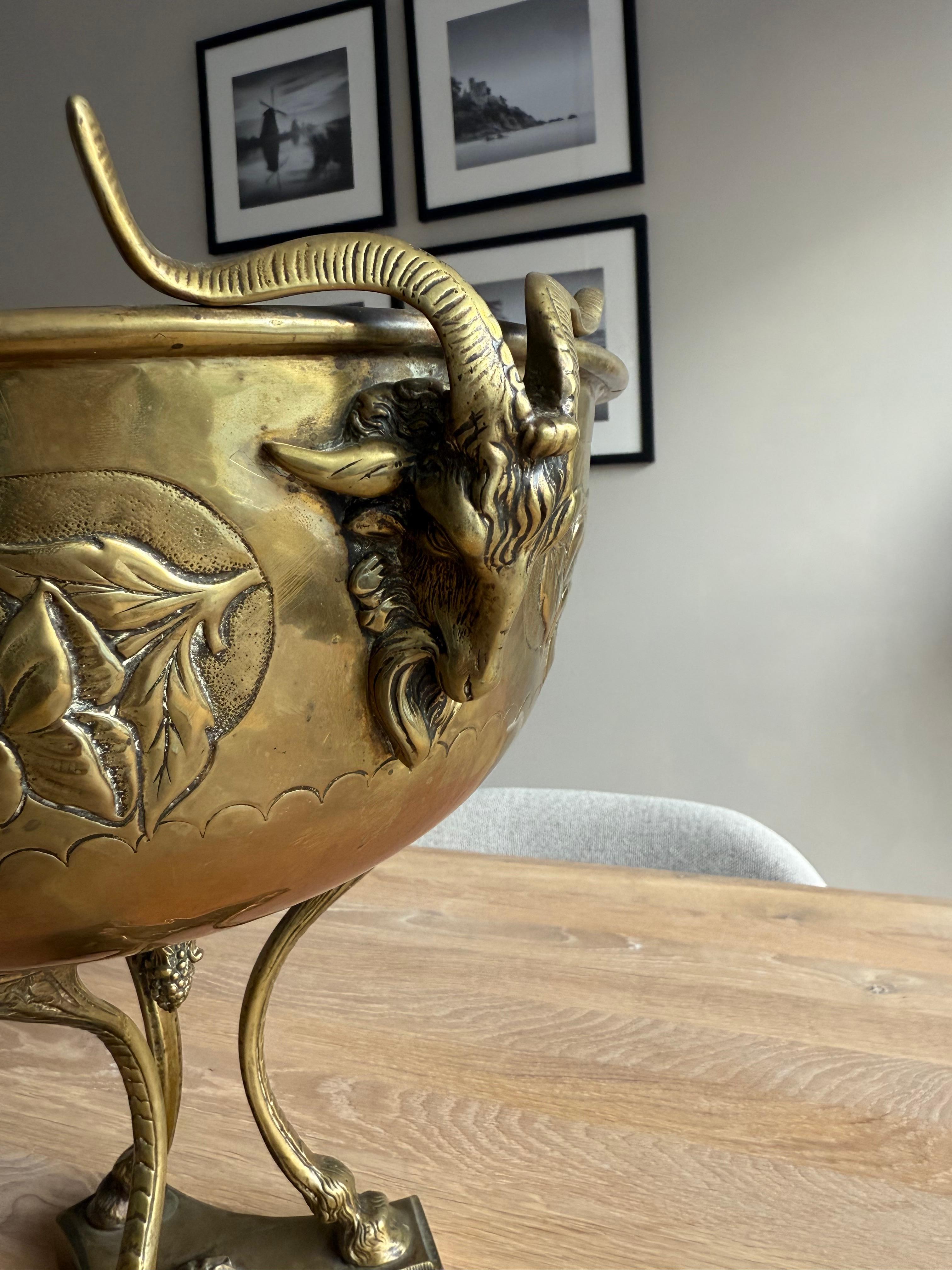 Antiguo centro de mesa artesanal de bronce y latón / frutero con escultura de cabra. en Bueno estado para la venta en Lisse, NL