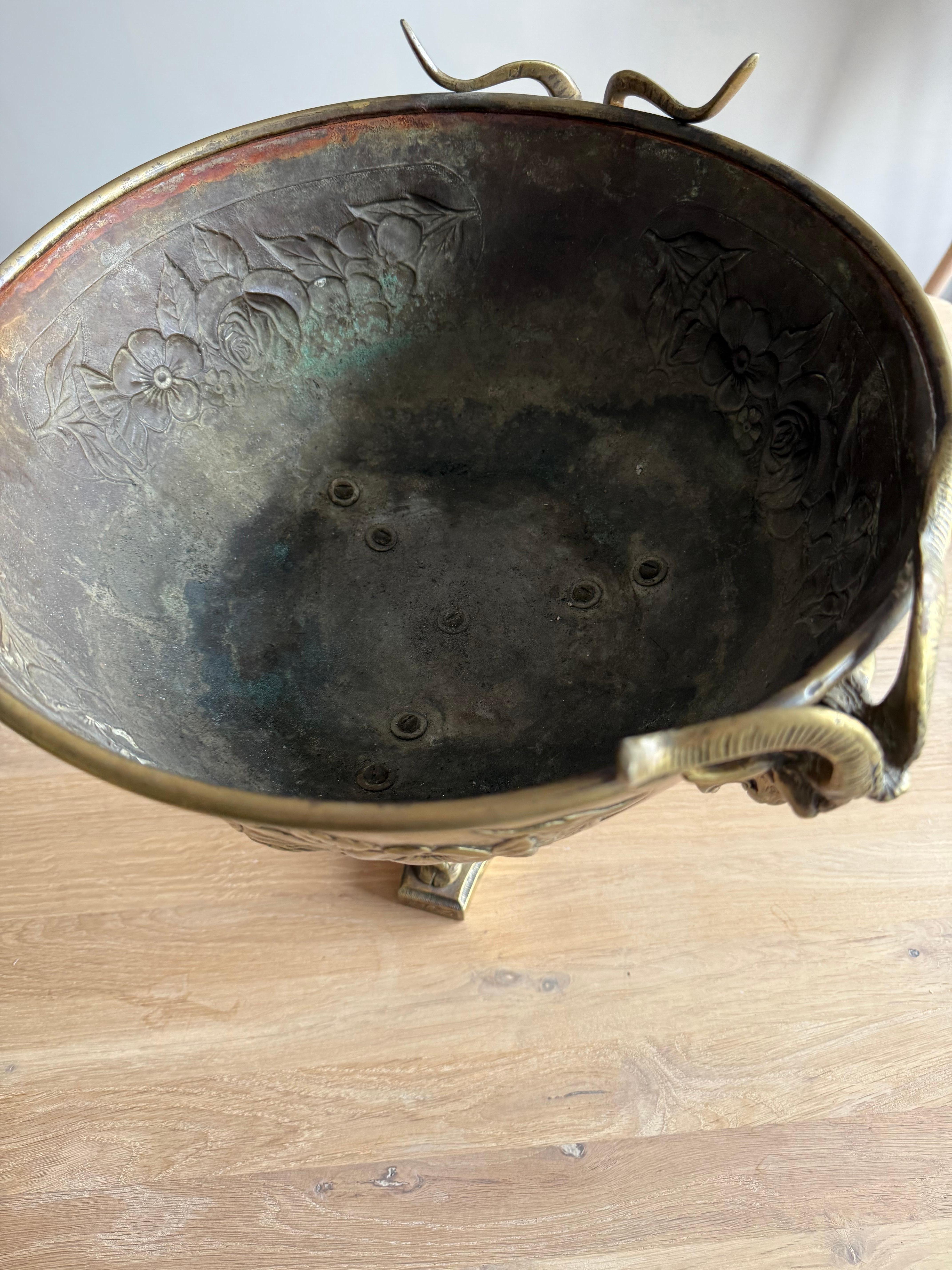 Antiguo centro de mesa artesanal de bronce y latón / frutero con escultura de cabra. en venta 1