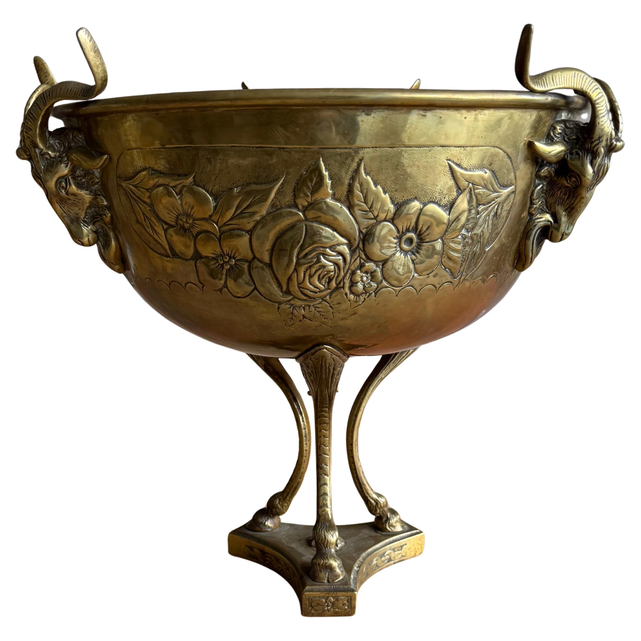 Antiguo centro de mesa artesanal de bronce y latón / frutero con escultura de cabra. en venta