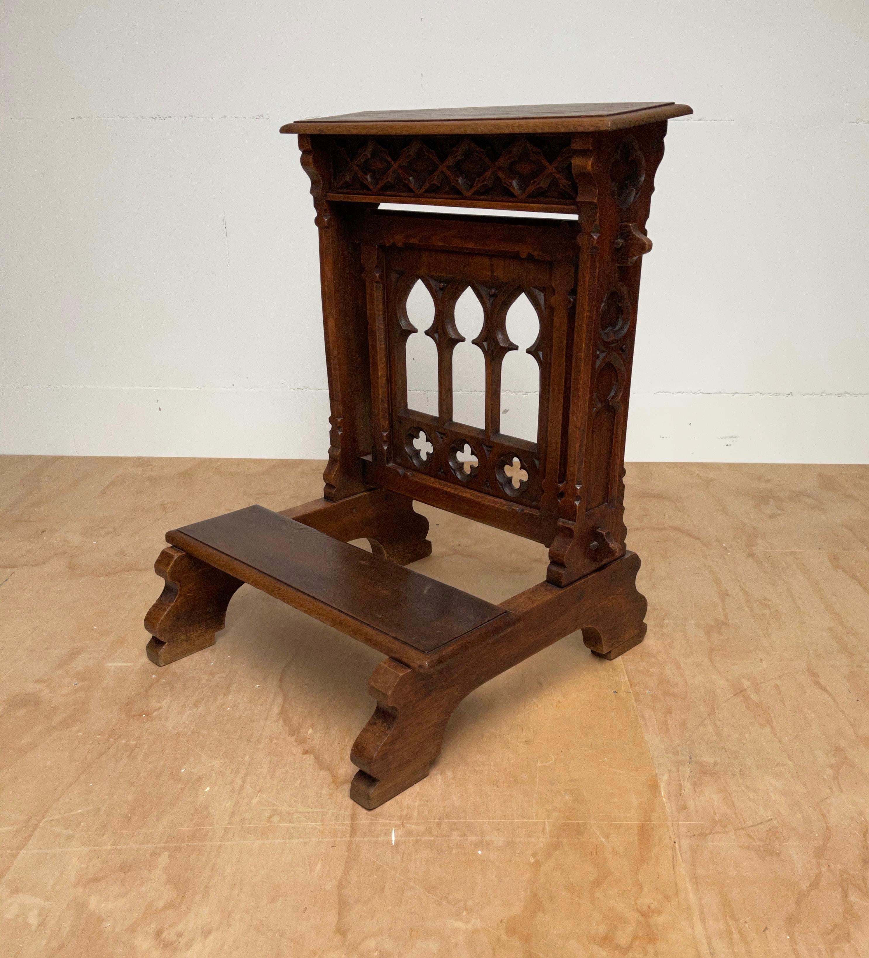 Antique Handcrafted & Carved Oak Gothic Revival Church Prayer Chair for Kneeling In Good Condition In Lisse, NL