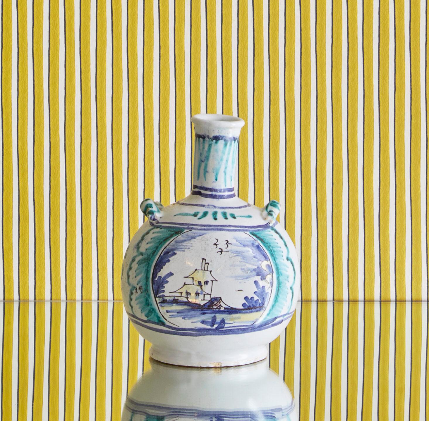France, 18th Century

Ceramic bottle vase, painted in blue and green. 

Measures: H 13 x Ø 13 cm.