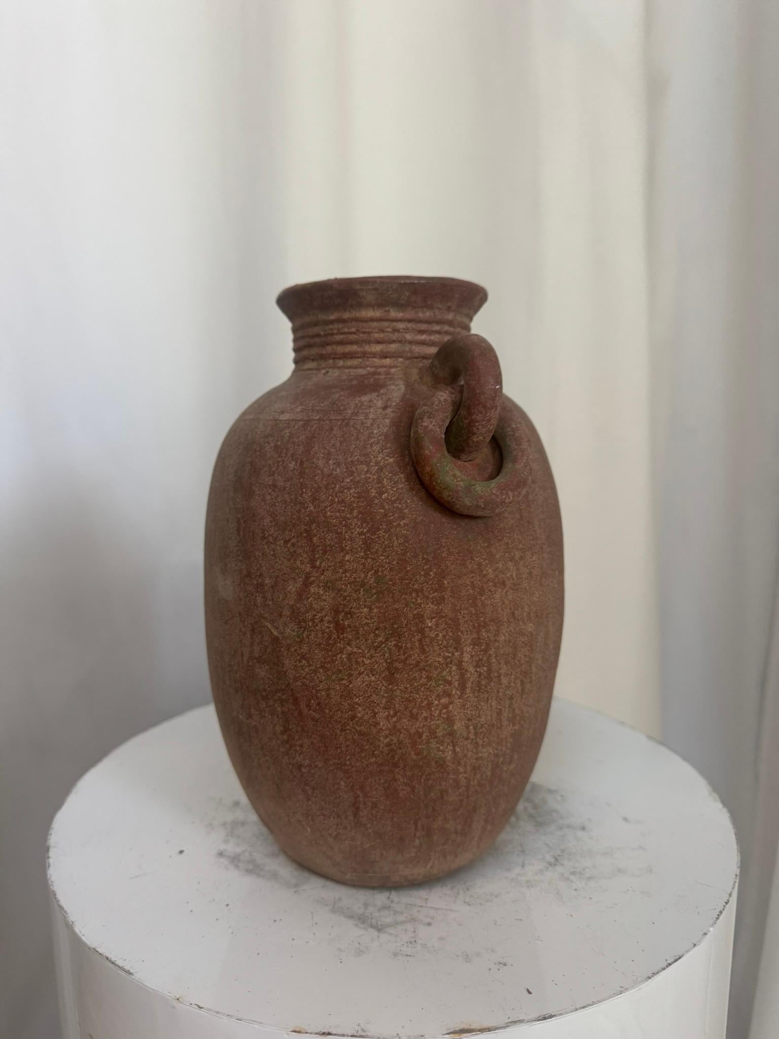 Rustico Antico vaso artigianale di terracotta Amphora con manici Looping in vendita