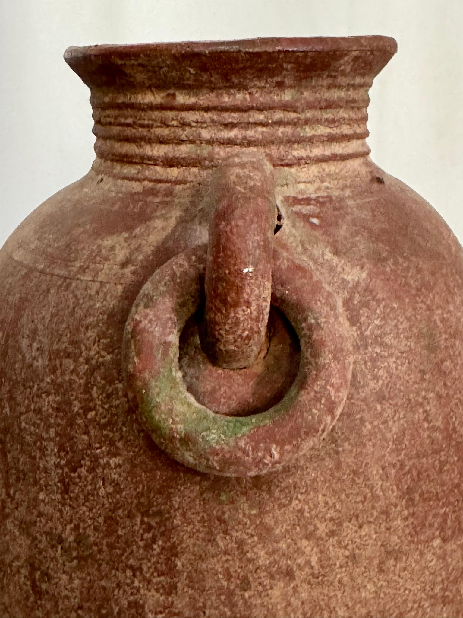 Asiatico Antico vaso artigianale di terracotta Amphora con manici Looping in vendita