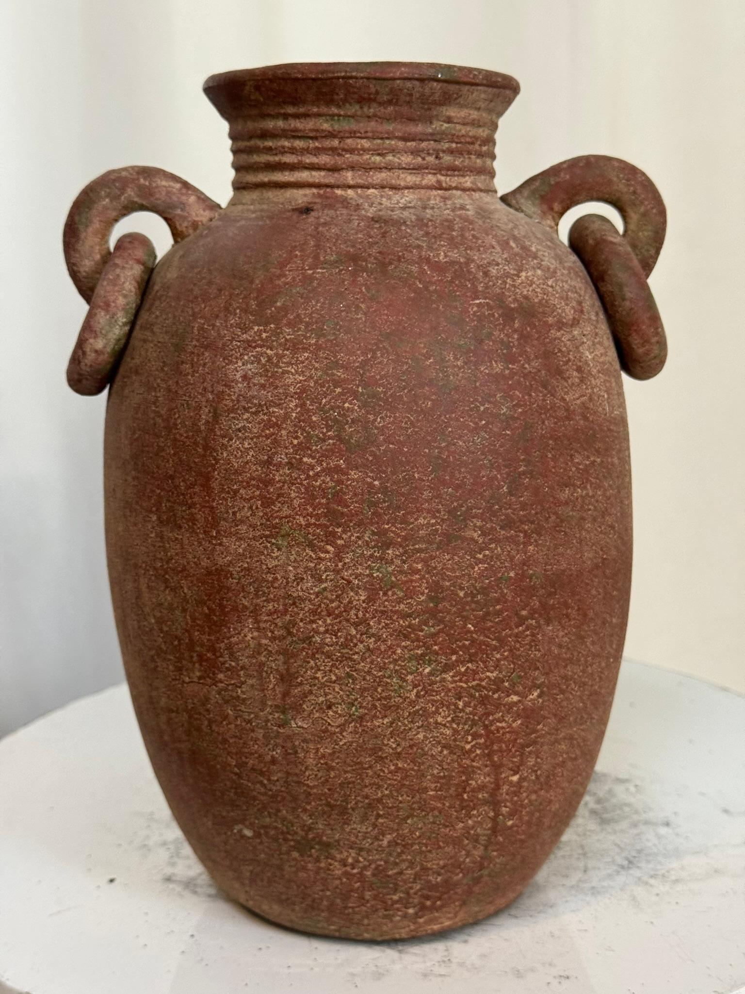 Cotto in fornace Antico vaso artigianale di terracotta Amphora con manici Looping in vendita