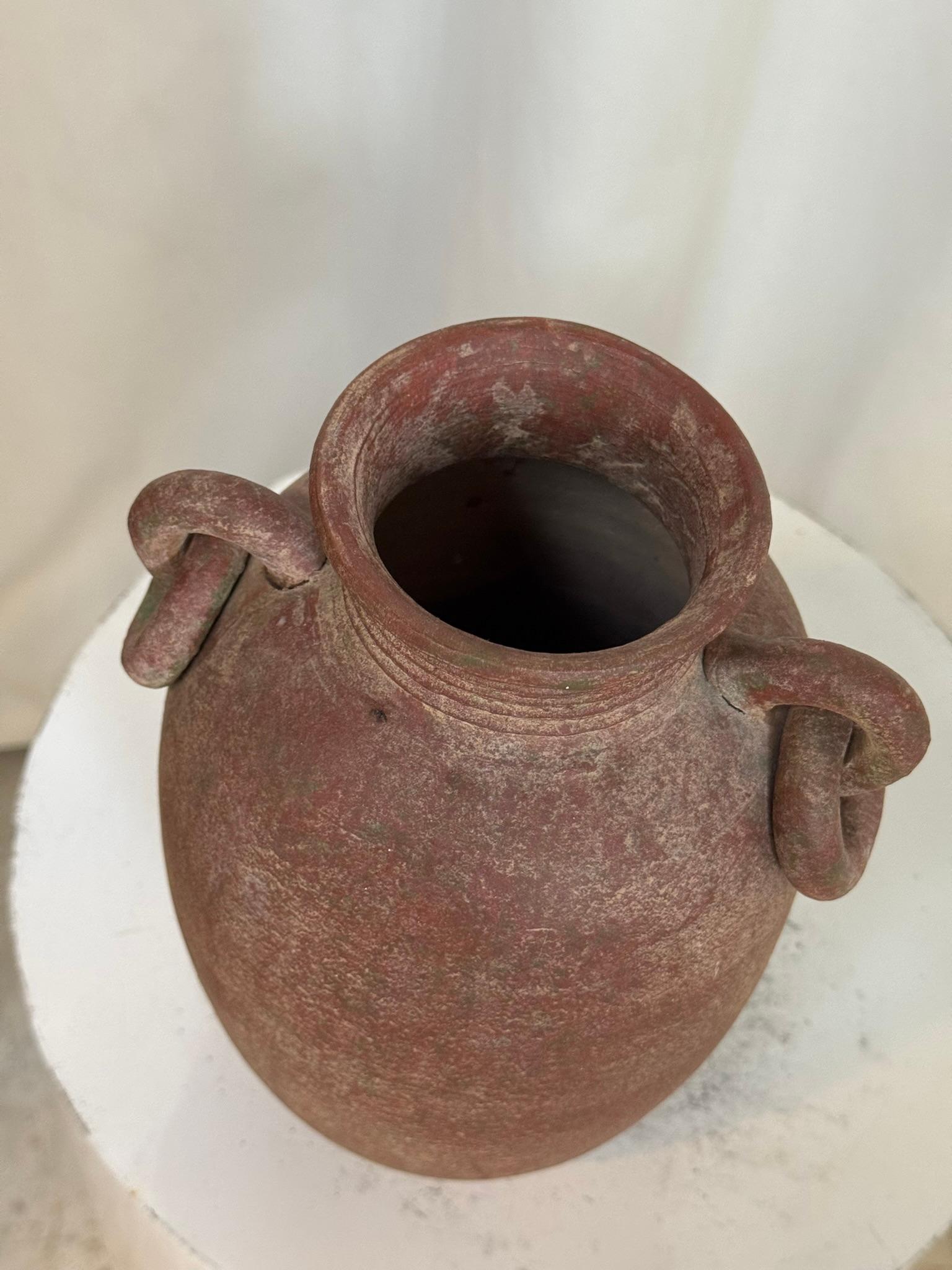 Antico vaso artigianale di terracotta Amphora con manici Looping In condizioni buone in vendita a West Hollywood, CA
