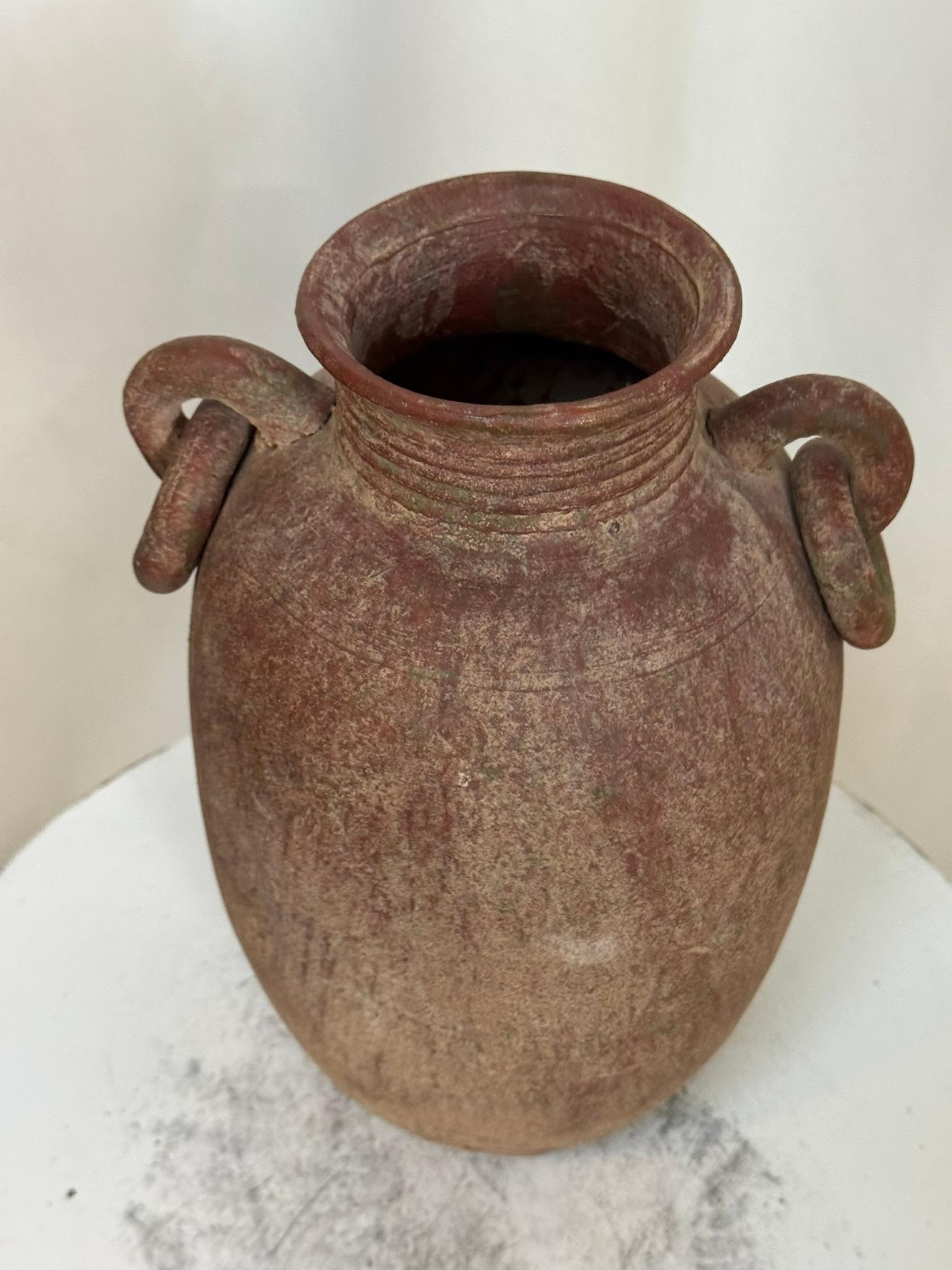 XIX secolo Antico vaso artigianale di terracotta Amphora con manici Looping in vendita