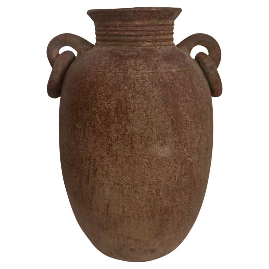 Antico vaso artigianale di terracotta Amphora con manici Looping in vendita