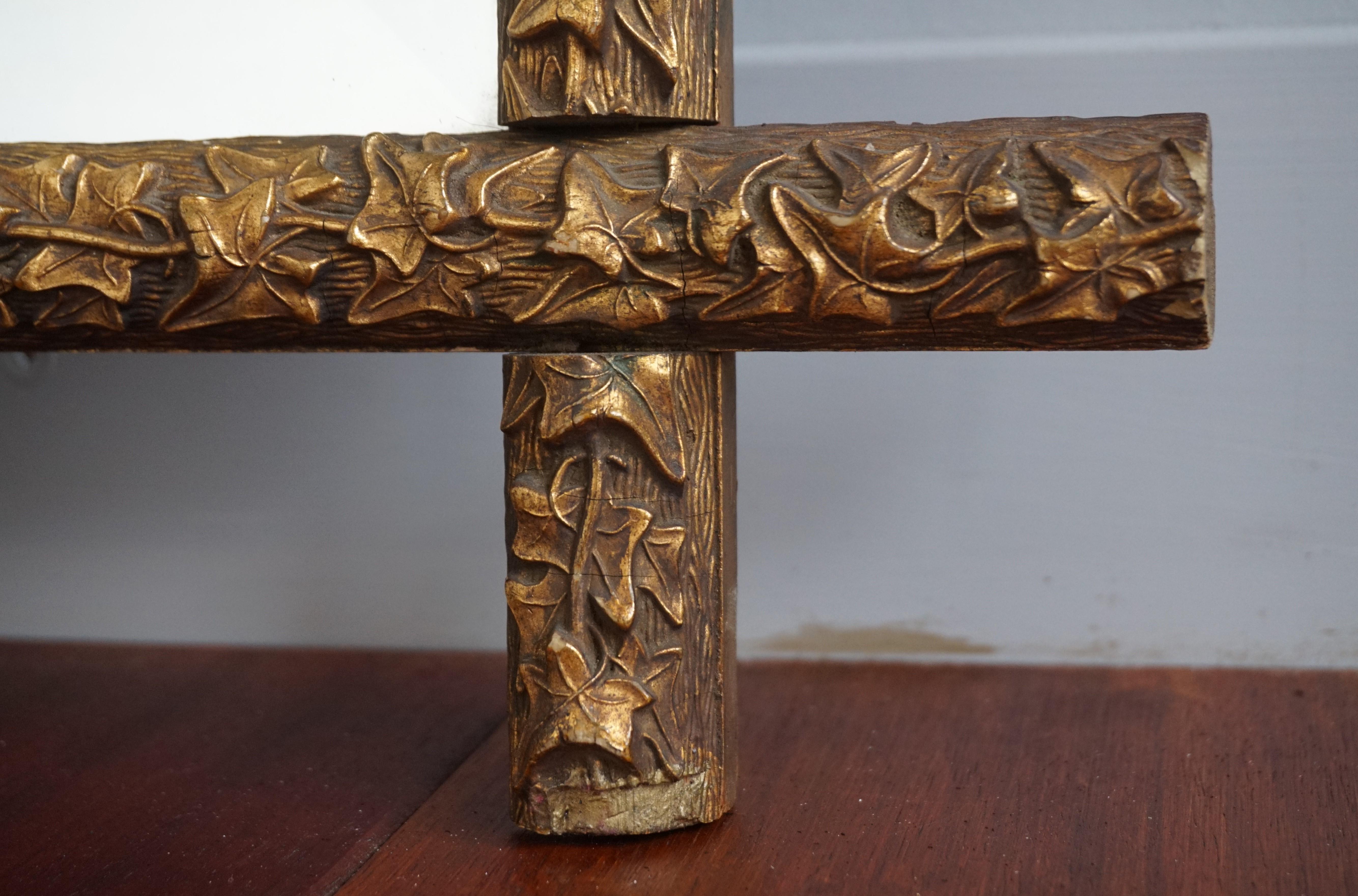 Européen Miroir croix antique artisanal de style néo-gothique avec feuilles dorées sur cadre en bois, années 1880 en vente