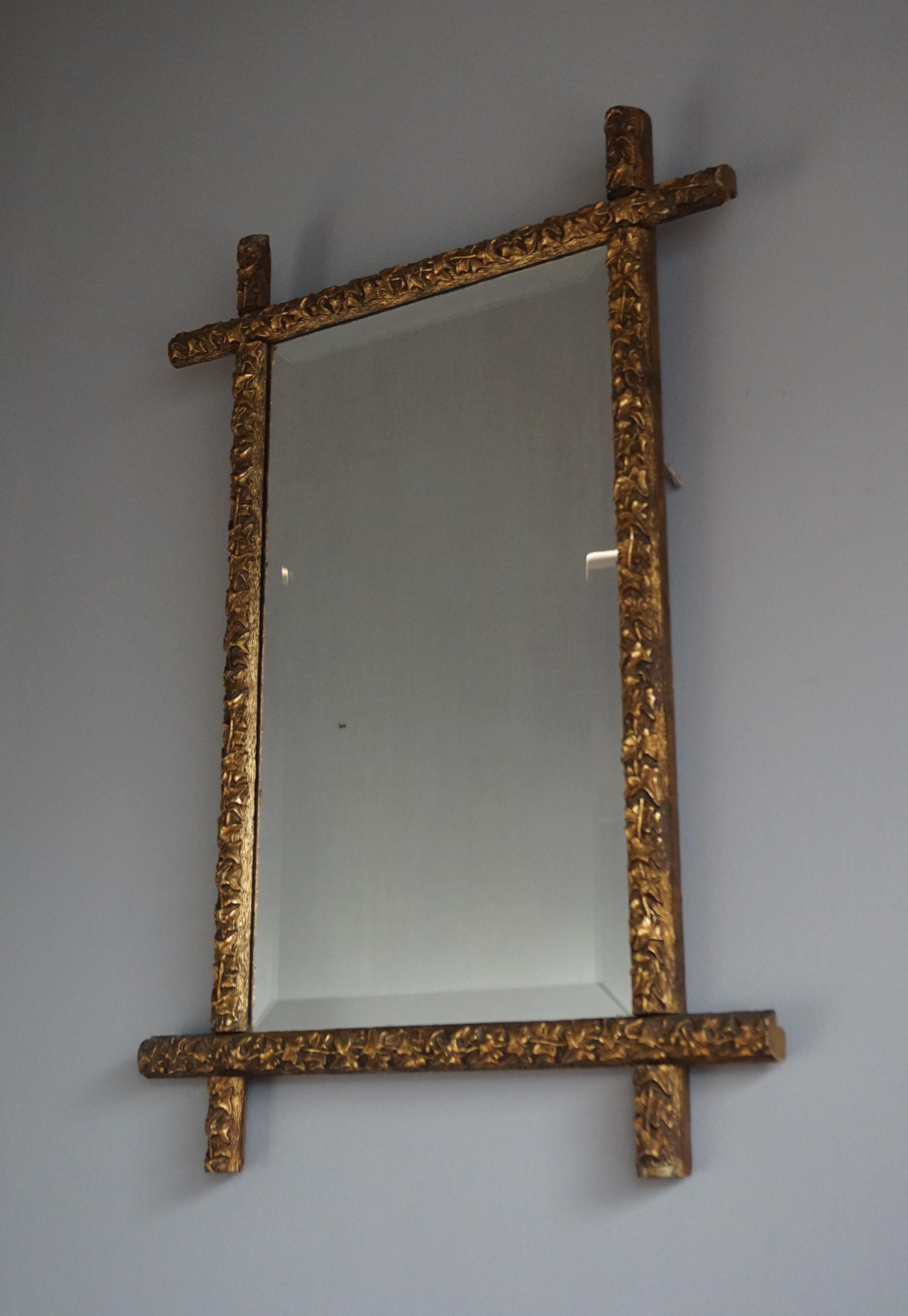 XIXe siècle Miroir croix antique artisanal de style néo-gothique avec feuilles dorées sur cadre en bois, années 1880 en vente