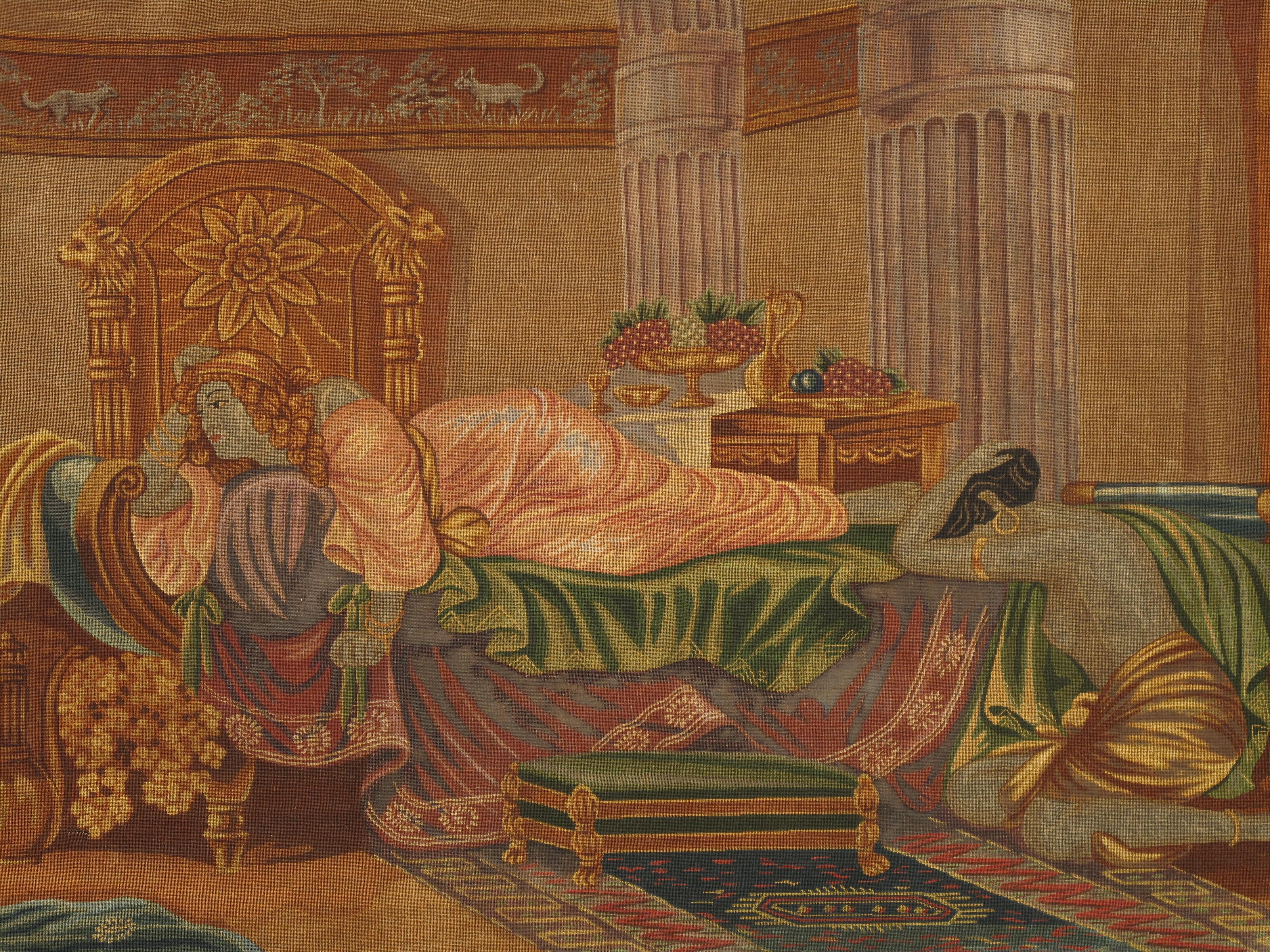 Diese Nadelspitze ist ein handgefertigtes Stück, das eine klassische oder romantische orientalische Szene darstellt, möglicherweise inspiriert durch das alte Rom, Persien oder das Osmanische Reich.
Die Frau, die sich auf einem Tagesbett oder einer