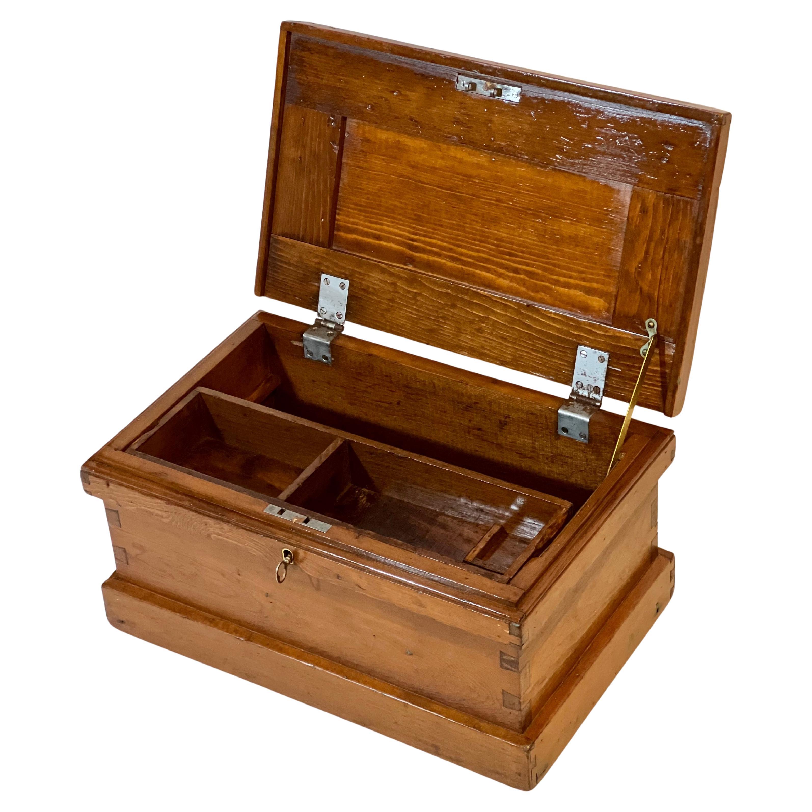 Petit coffre de marchand antique fabriqué à la main avec serrure et clé en vente
