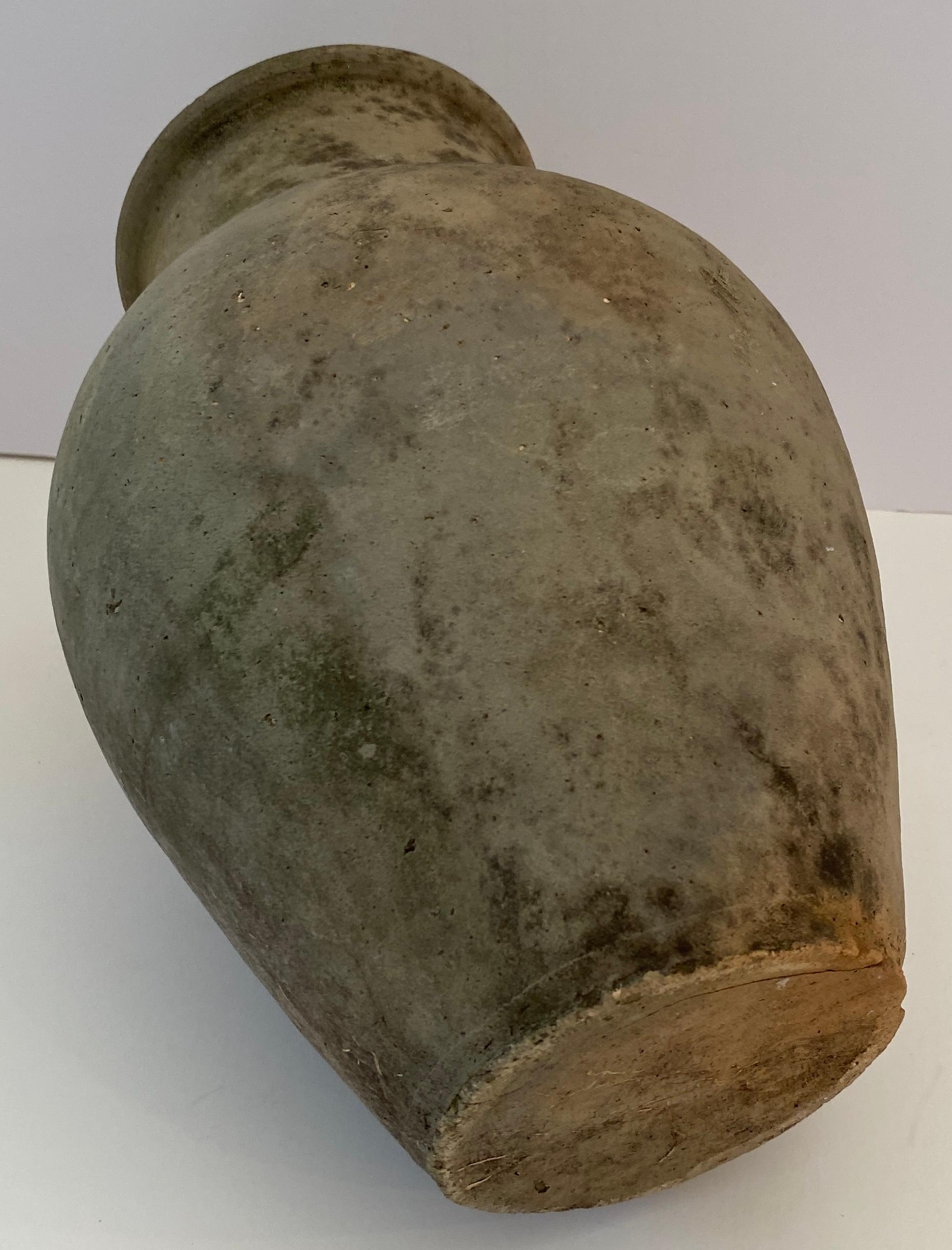 Questo affascinante vaso in argilla è un'eccellente rappresentazione della ceramica romana, che richiama l'artigianato e l'estetica dei tempi antichi. Con la sua forma classica e la composizione in argilla, assomiglia in modo impressionante a resti