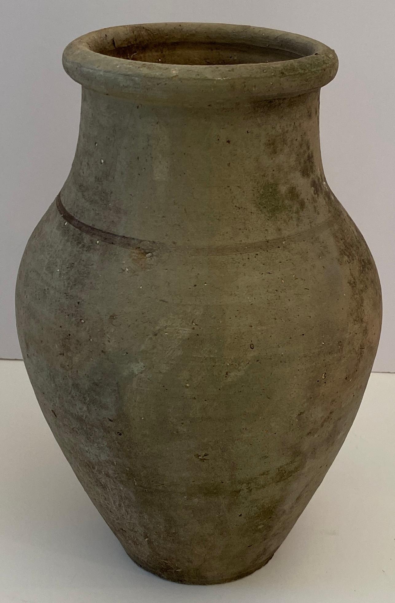 Romano classico Antica brocca in terracotta fatta a mano, vaso rustico in stile romano Amphora in vendita