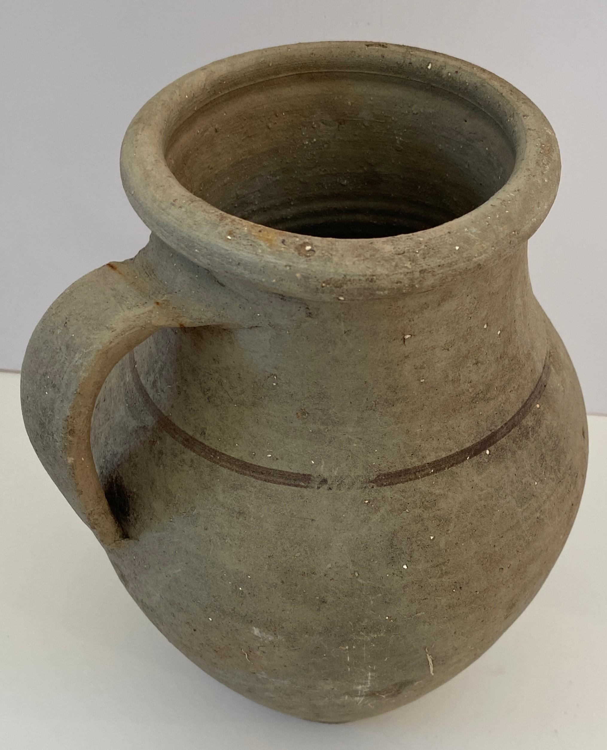 Francese Antica brocca in terracotta fatta a mano, vaso rustico in stile romano Amphora in vendita