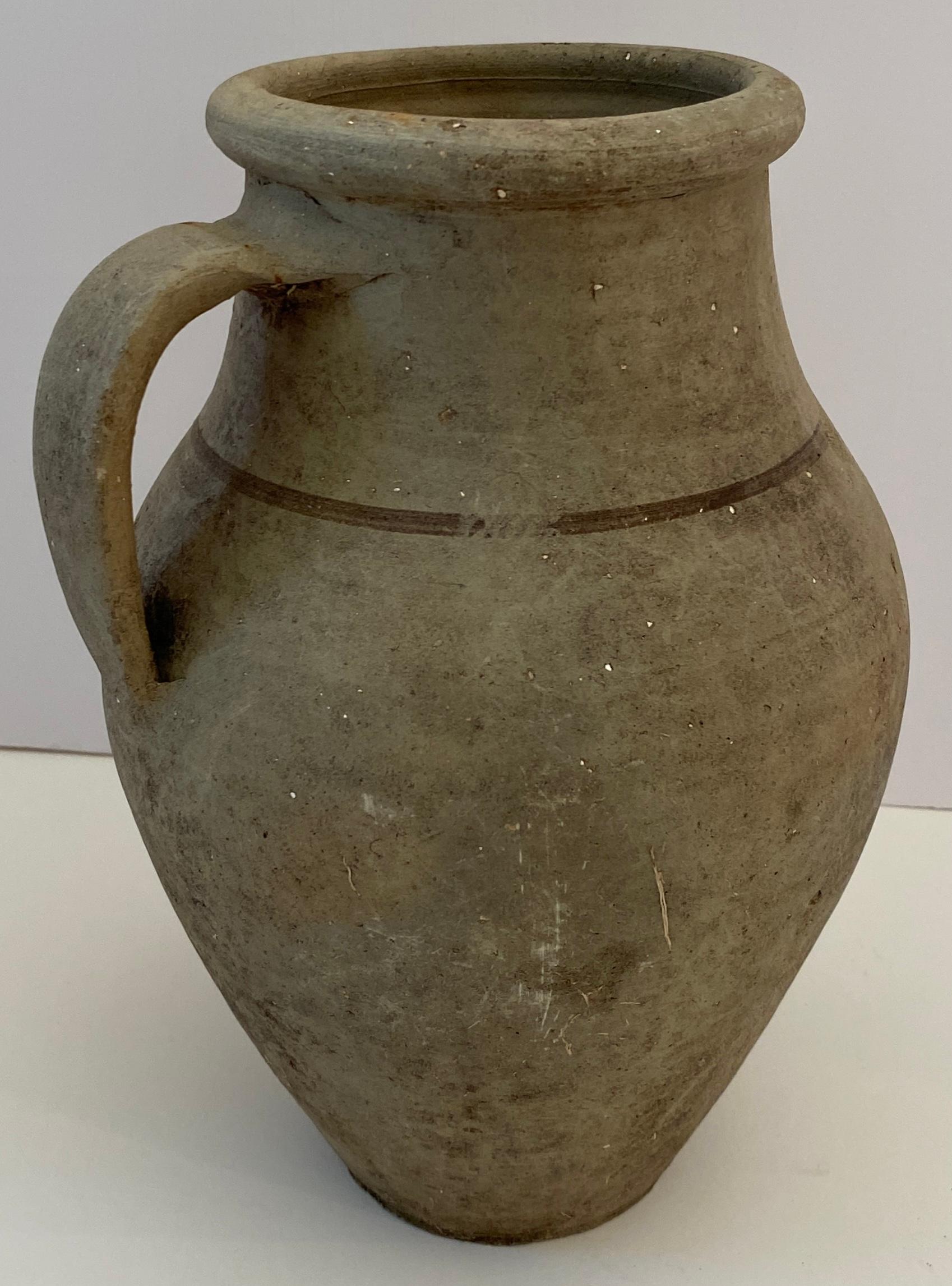 Fatto a mano Antica brocca in terracotta fatta a mano, vaso rustico in stile romano Amphora in vendita