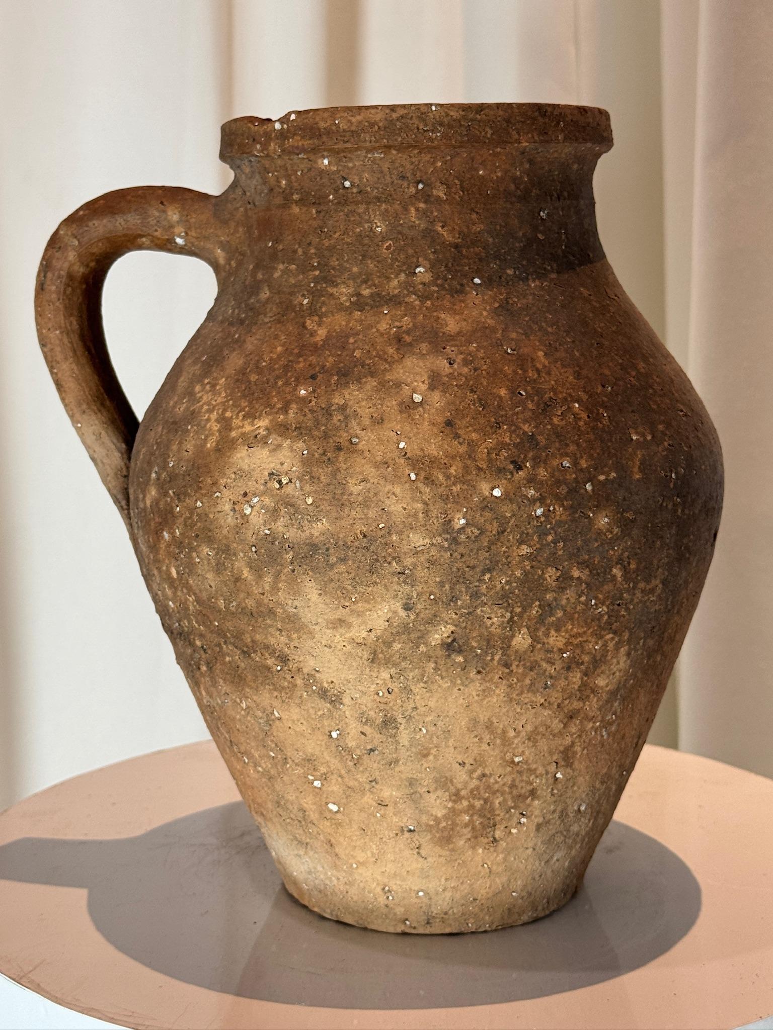Primitivo Antica brocca di terracotta fatta a mano Vaso di terracotta rustico in stile Amphora in vendita