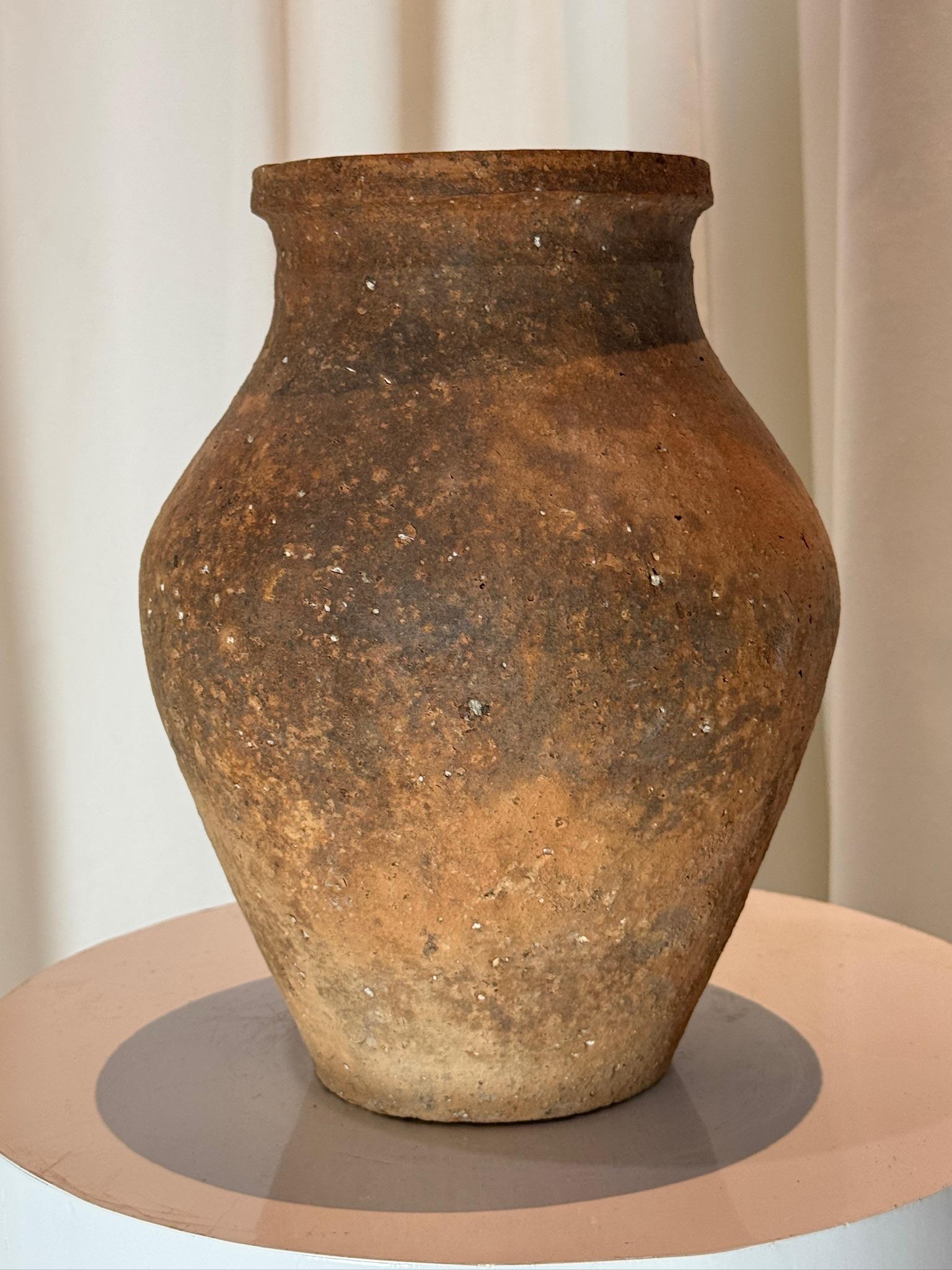 Europeo Antica brocca di terracotta fatta a mano Vaso di terracotta rustico in stile Amphora in vendita