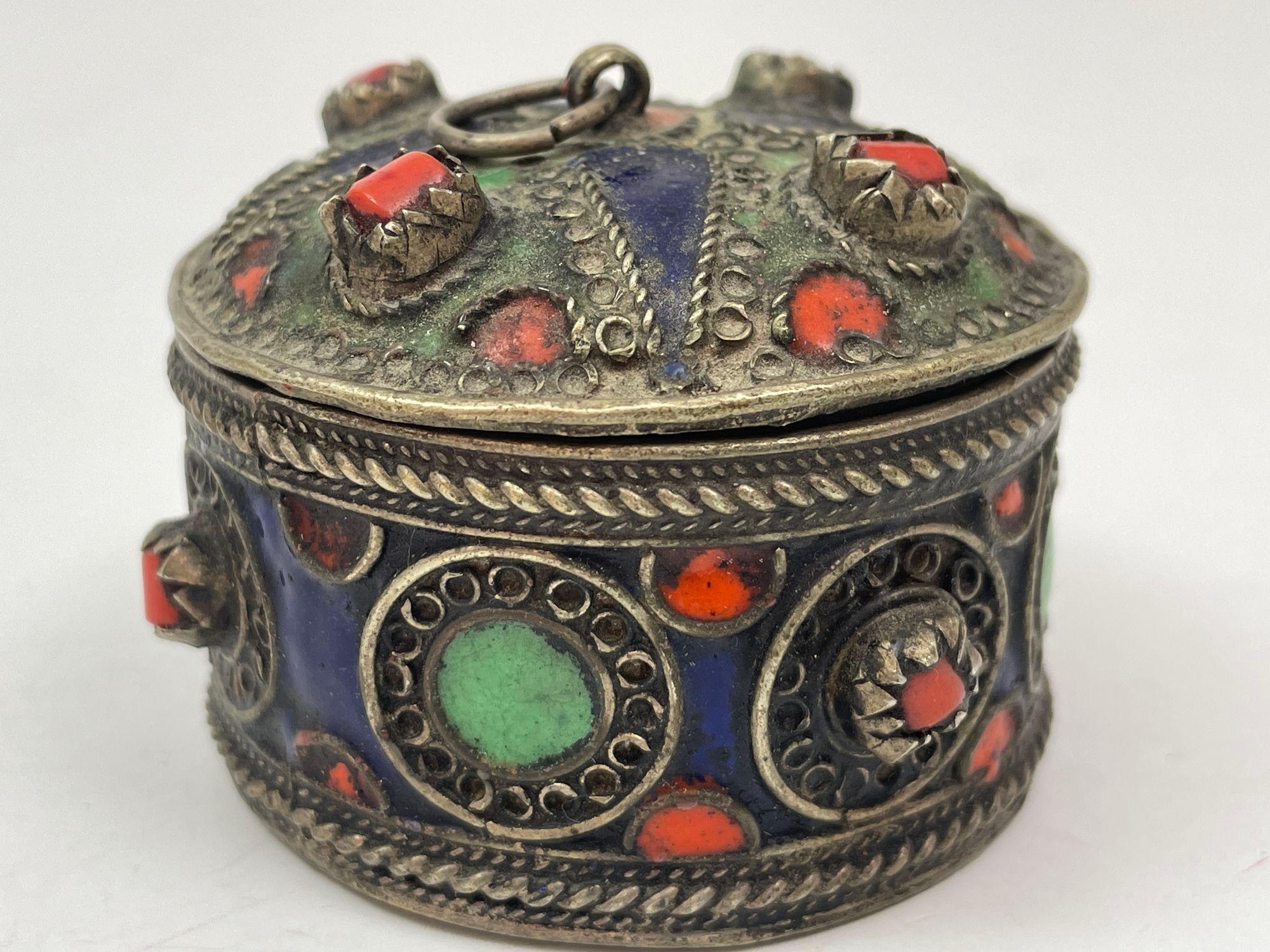 Boîte Kabyle berbère ancienne fabriquée à la main Afrique Algénie 1920 Bon état - En vente à North Hollywood, CA