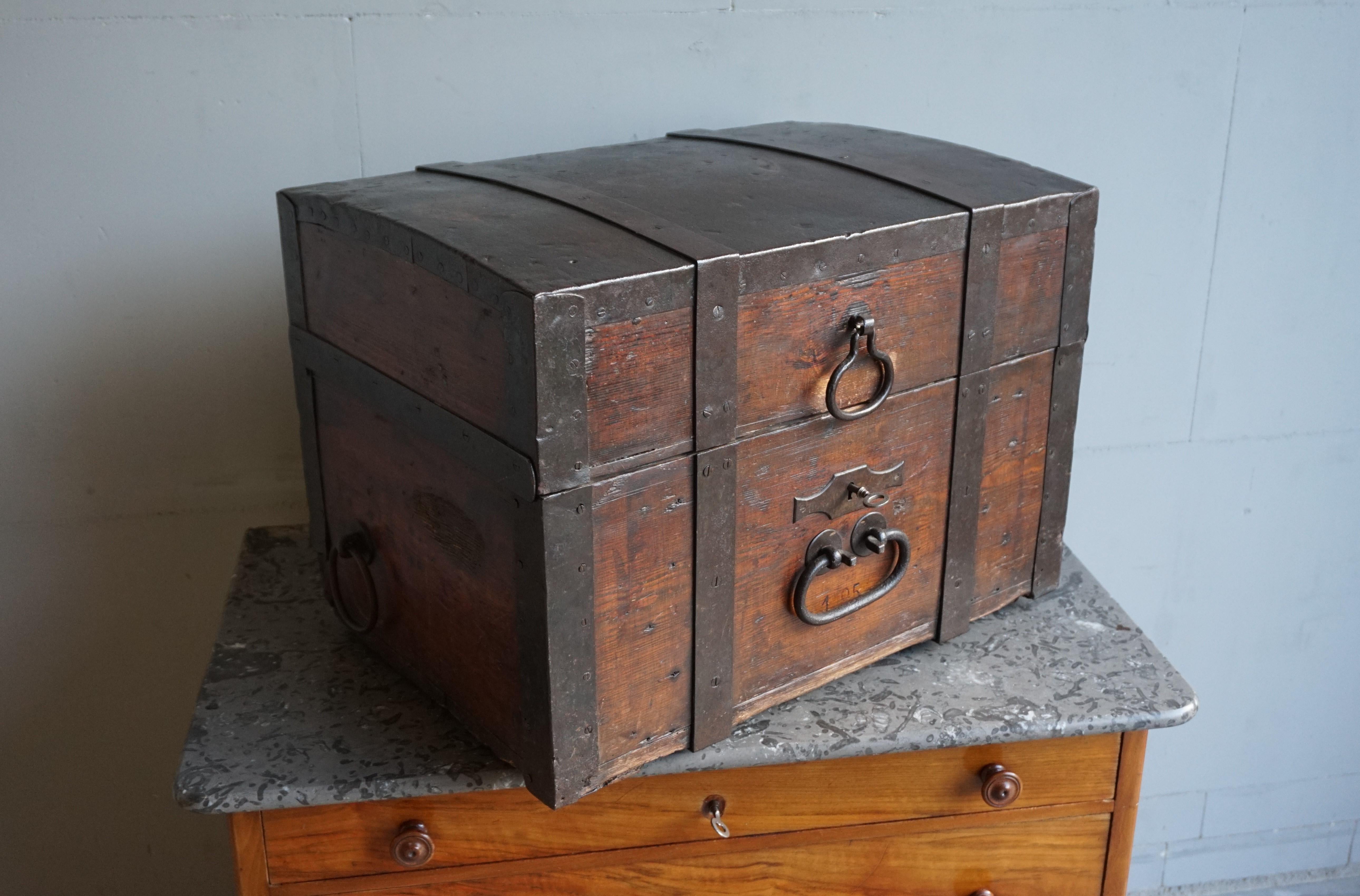 Antike handgefertigte Coach / Carriage Strongbox aus Holz und handgeschmiedetem Eisen, 1800er Jahre im Angebot 2