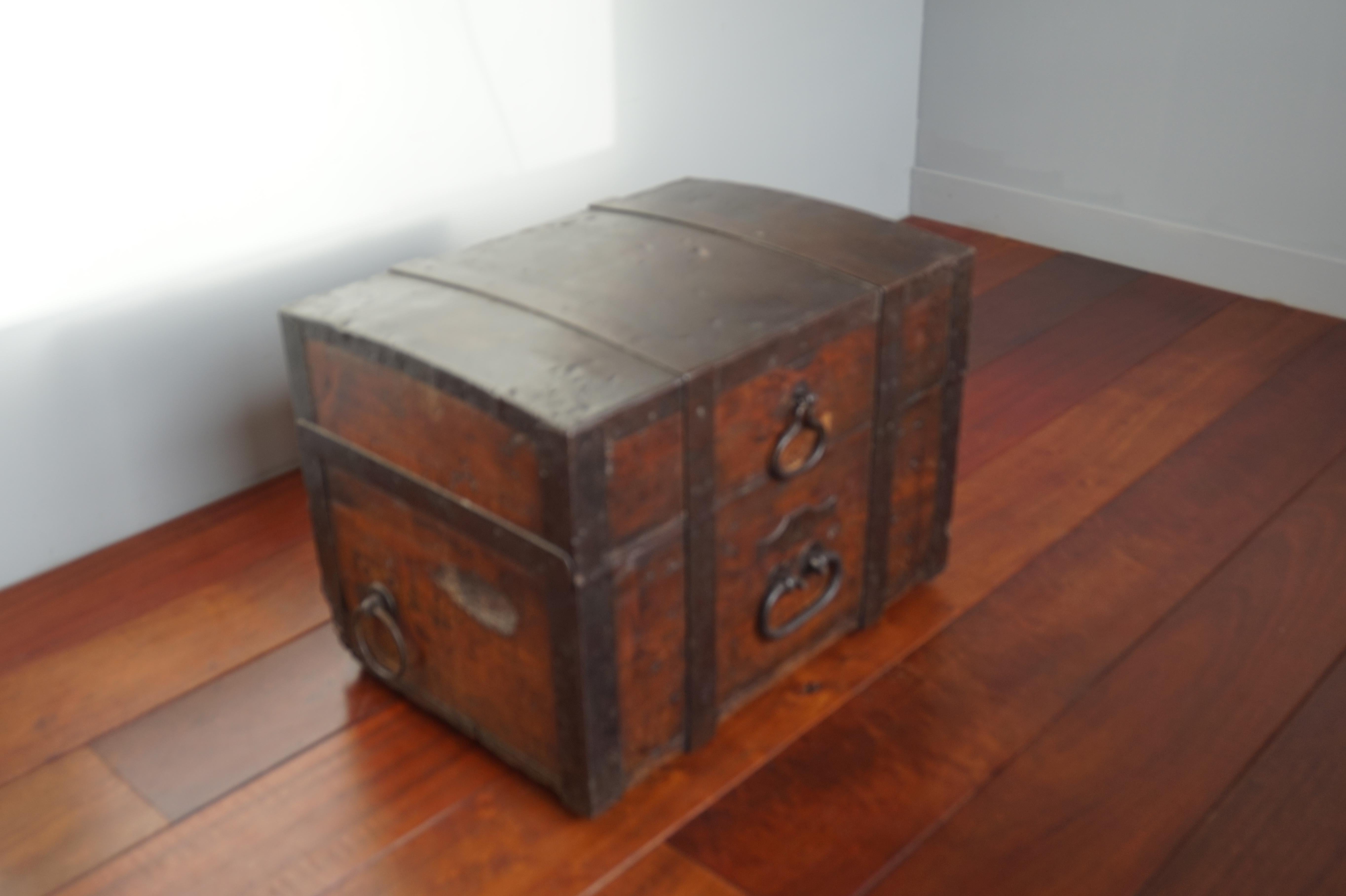 Antike handgefertigte Coach / Carriage Strongbox aus Holz und handgeschmiedetem Eisen, 1800er Jahre im Angebot 3