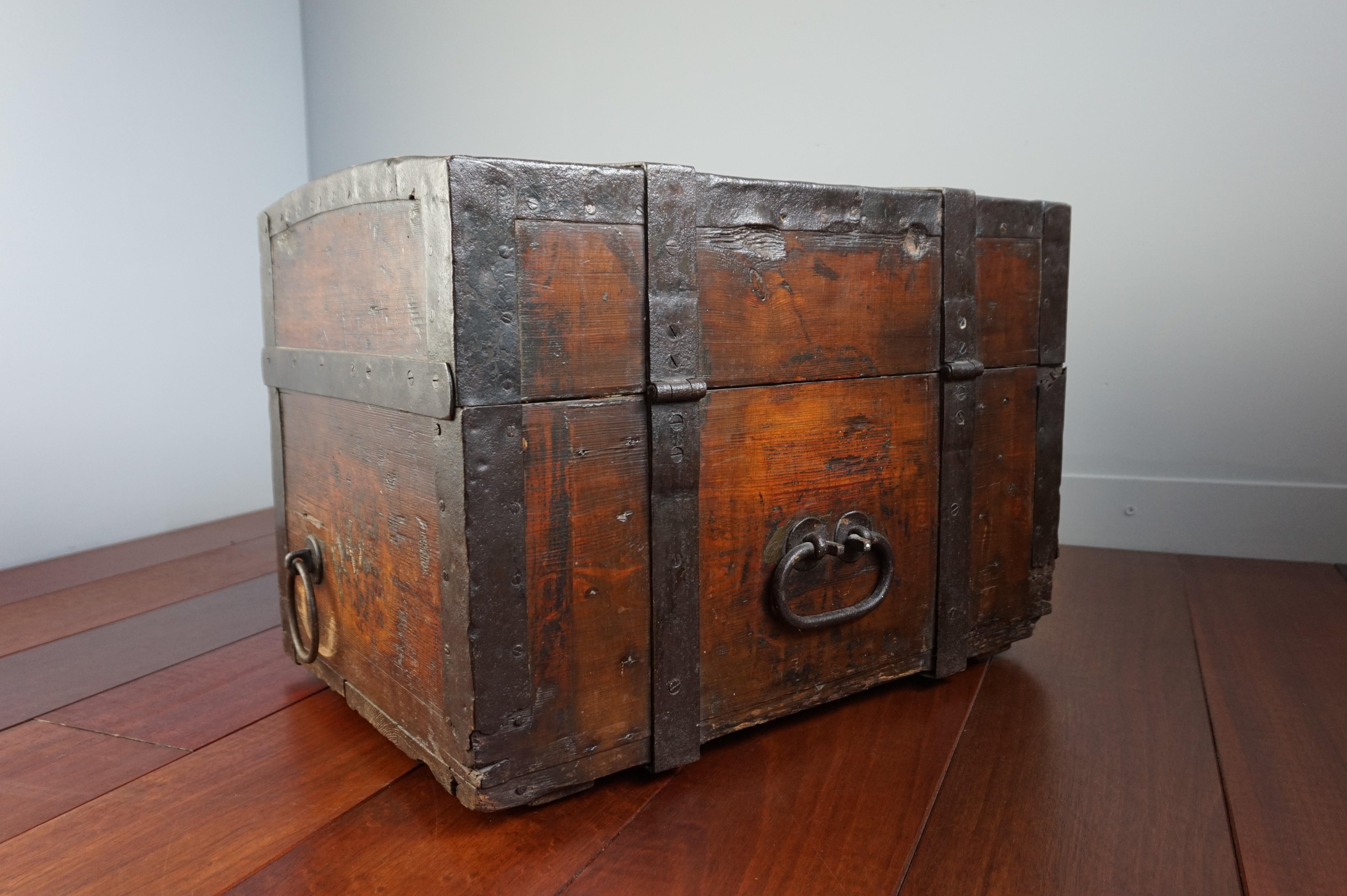 Antike handgefertigte Coach / Carriage Strongbox aus Holz und handgeschmiedetem Eisen, 1800er Jahre im Angebot 4