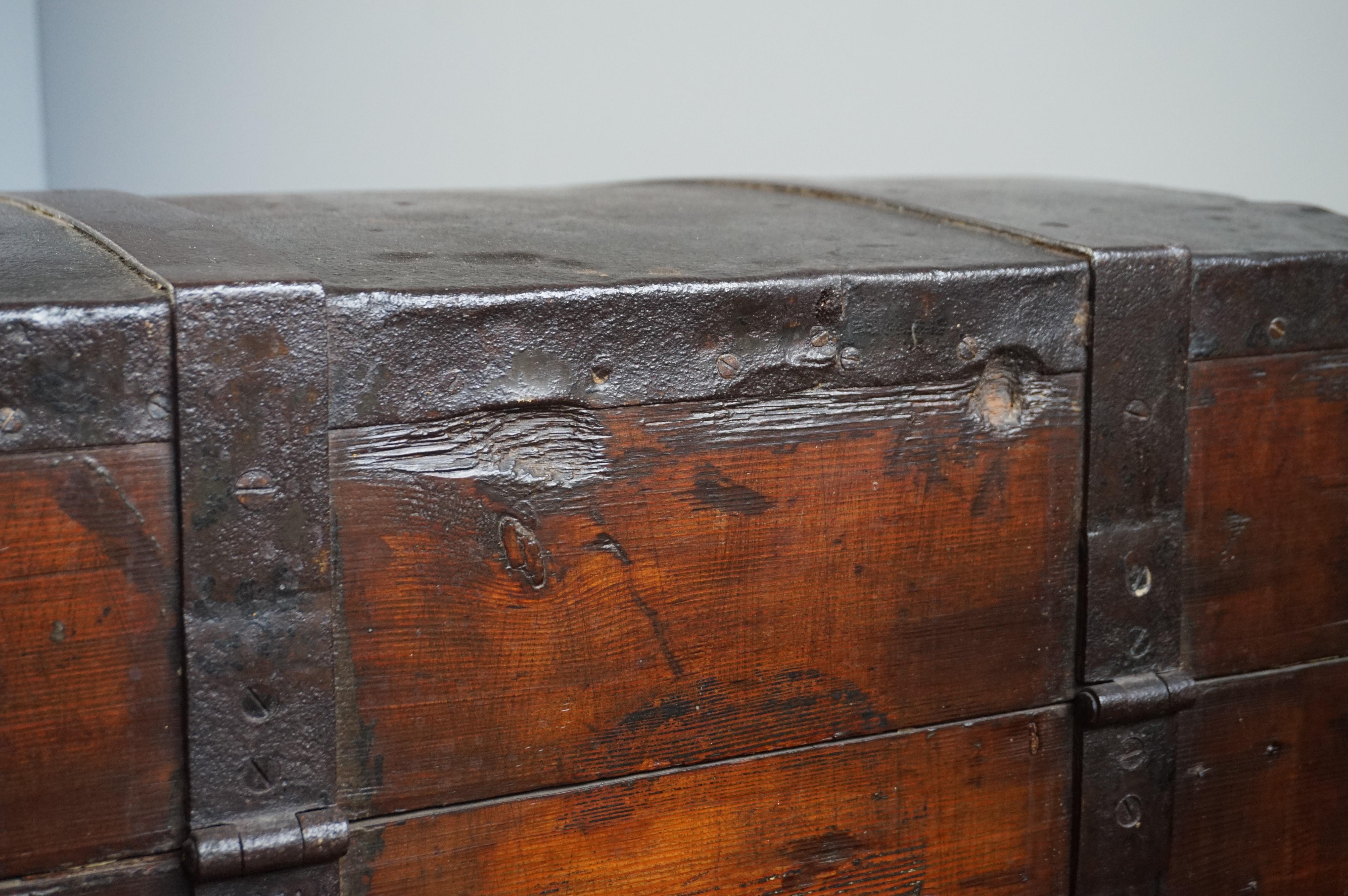 Antike handgefertigte Coach / Carriage Strongbox aus Holz und handgeschmiedetem Eisen, 1800er Jahre im Angebot 5