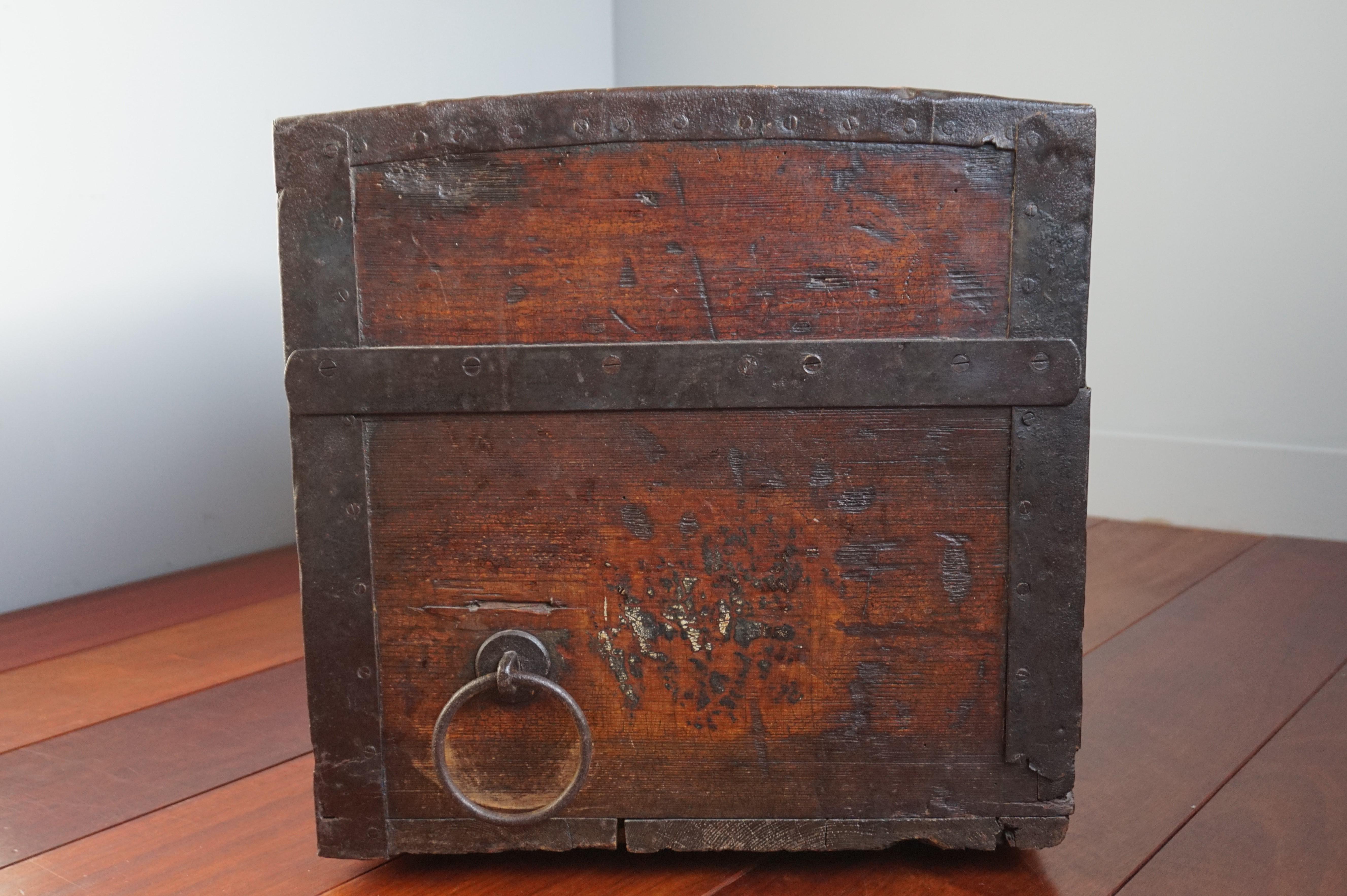 Antike handgefertigte Coach / Carriage Strongbox aus Holz und handgeschmiedetem Eisen, 1800er Jahre im Angebot 6