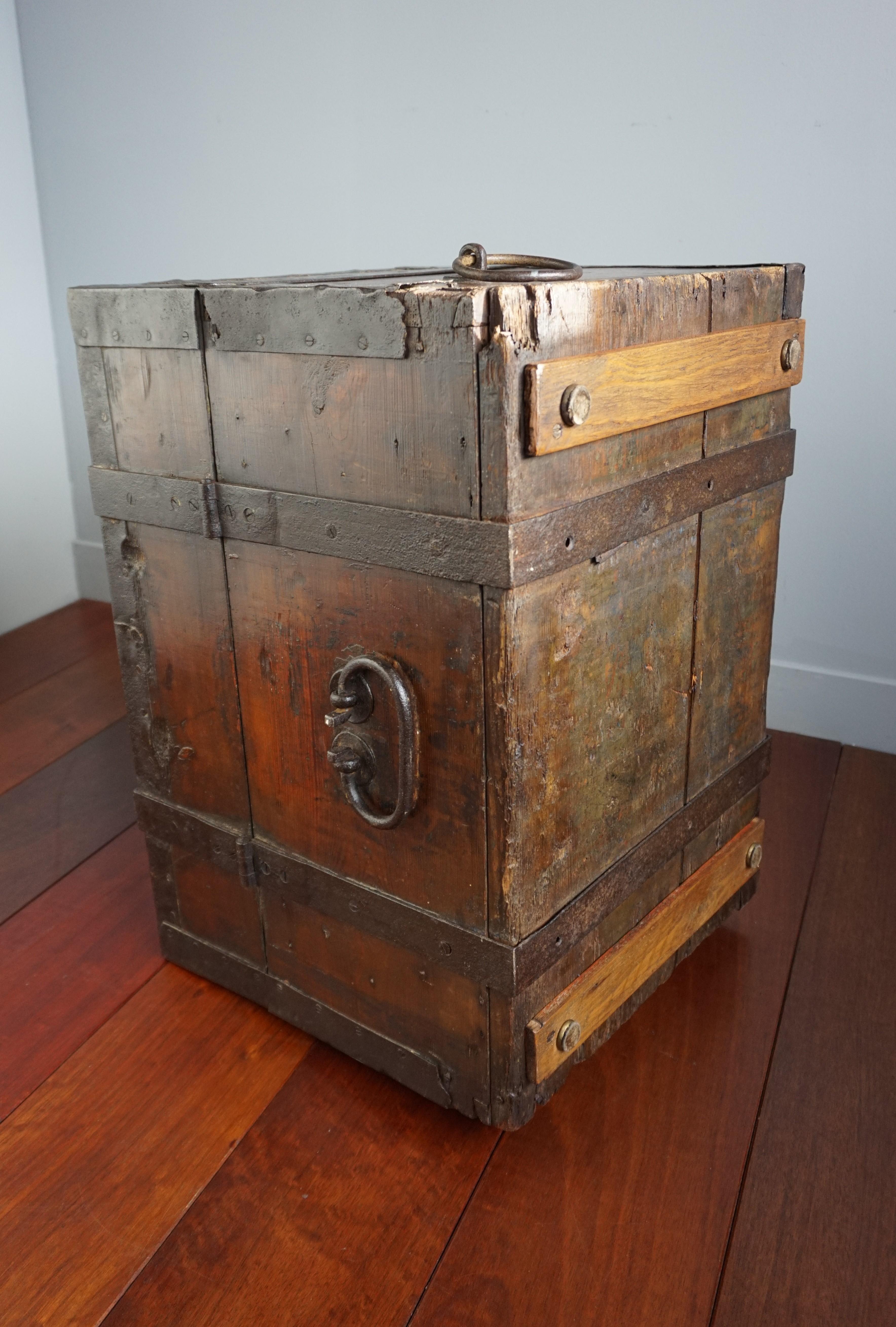 Antike handgefertigte Coach / Carriage Strongbox aus Holz und handgeschmiedetem Eisen, 1800er Jahre im Angebot 7