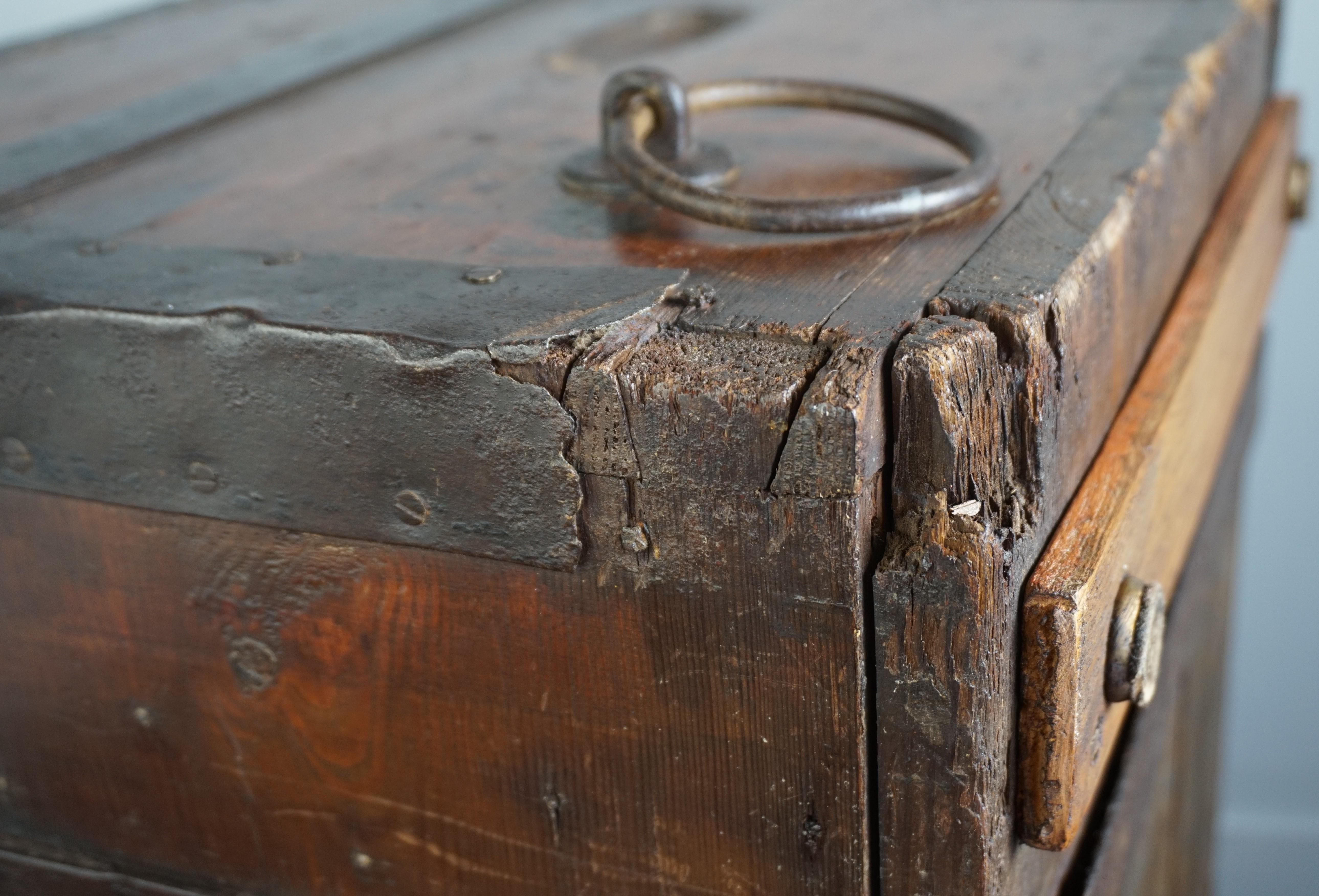 Antike handgefertigte Coach / Carriage Strongbox aus Holz und handgeschmiedetem Eisen, 1800er Jahre im Angebot 8