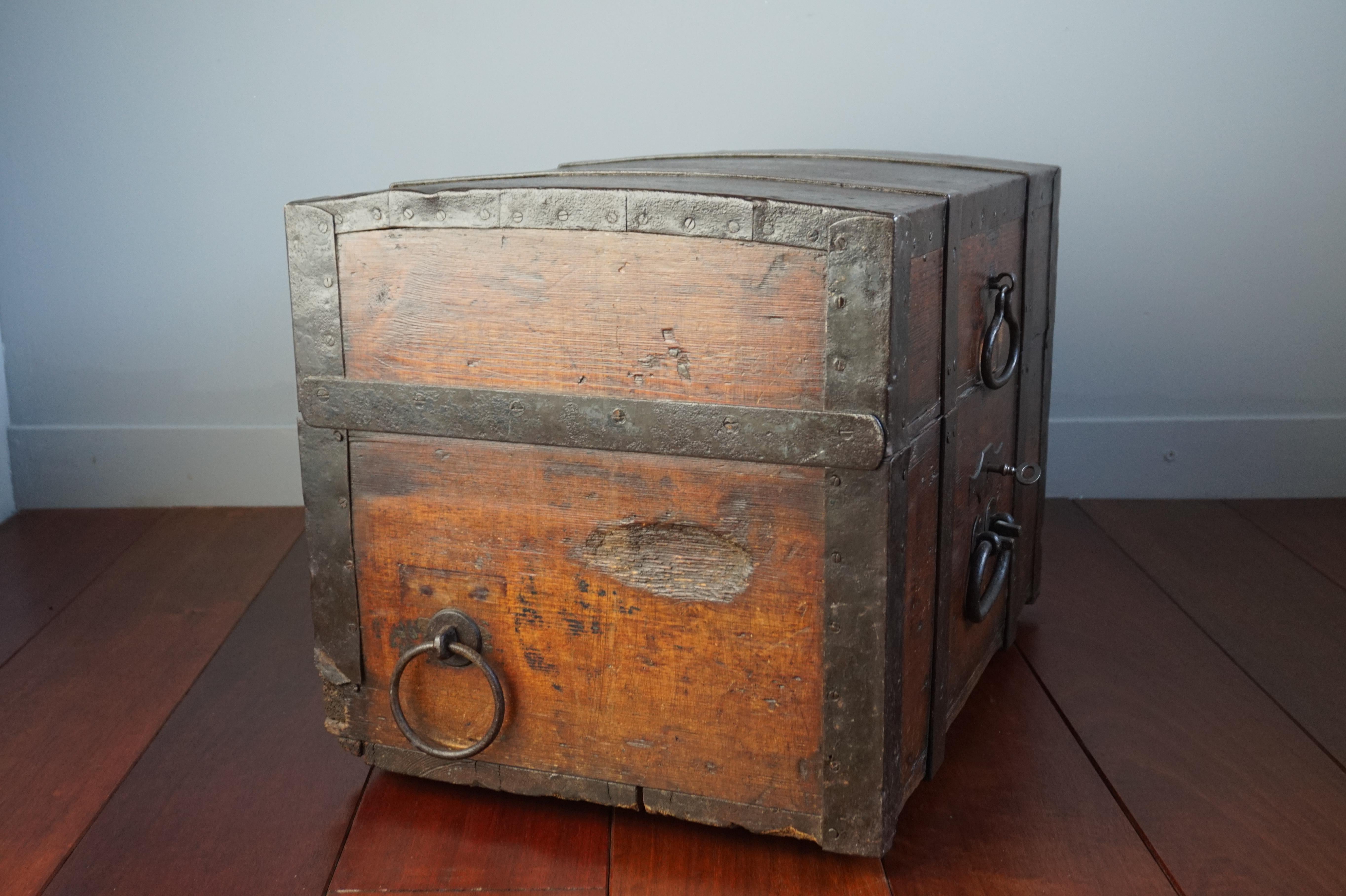 Antike handgefertigte Coach / Carriage Strongbox aus Holz und handgeschmiedetem Eisen, 1800er Jahre im Angebot 9