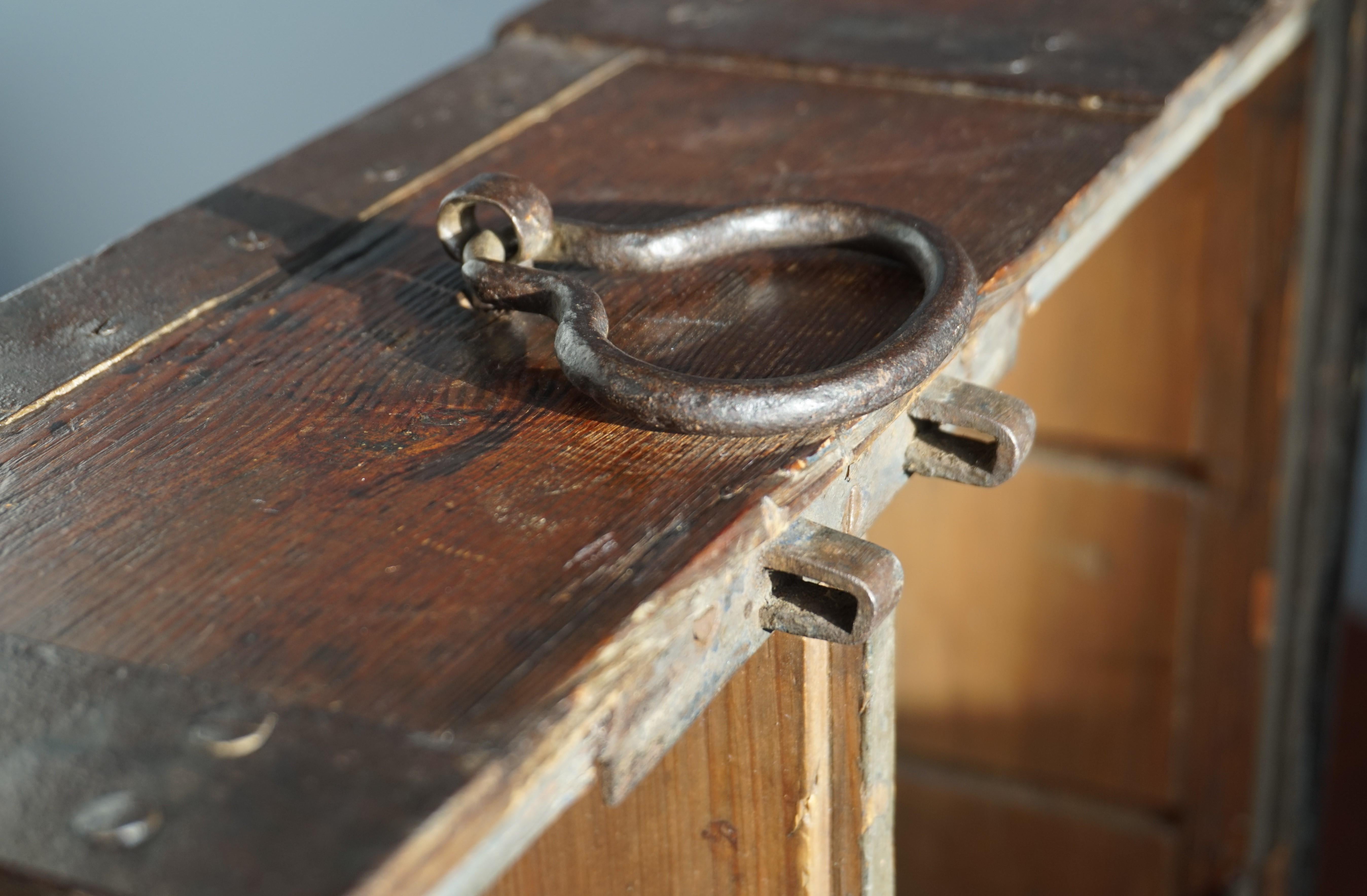Antike handgefertigte Coach / Carriage Strongbox aus Holz und handgeschmiedetem Eisen, 1800er Jahre im Angebot 11
