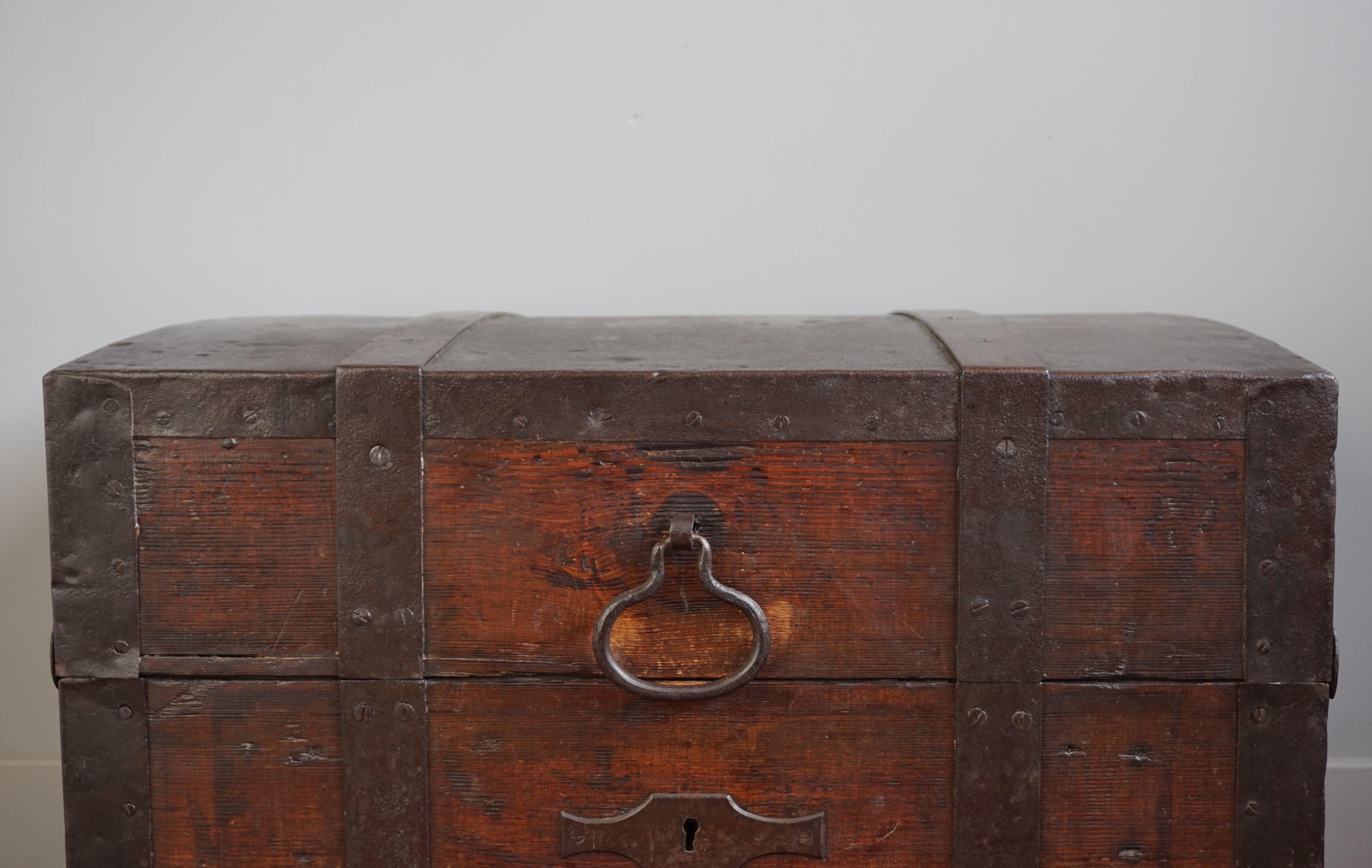 Antike handgefertigte Coach / Carriage Strongbox aus Holz und handgeschmiedetem Eisen, 1800er Jahre im Angebot 12