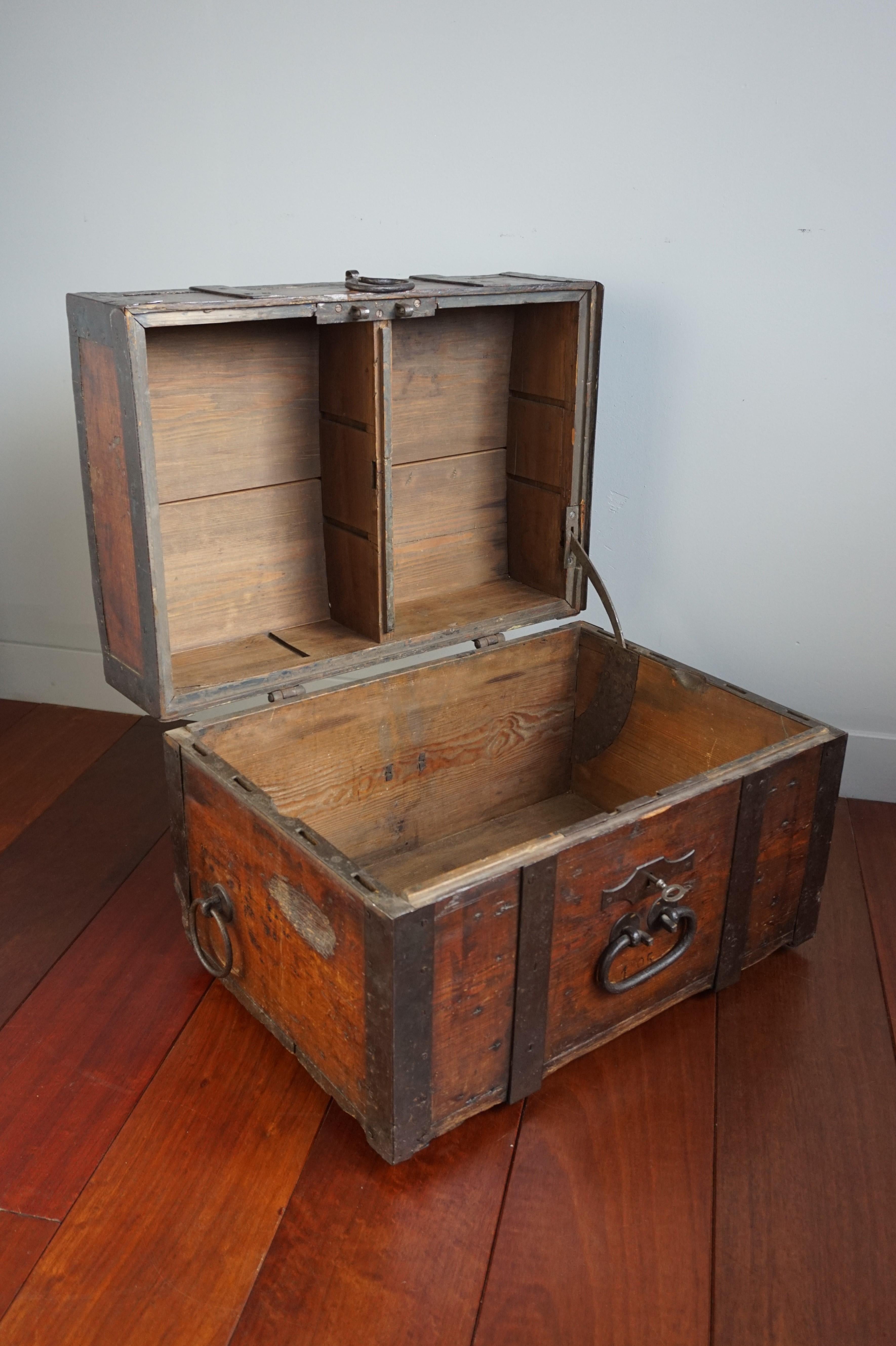 Antike handgefertigte Coach / Carriage Strongbox aus Holz und handgeschmiedetem Eisen, 1800er Jahre (Frühviktorianisch) im Angebot