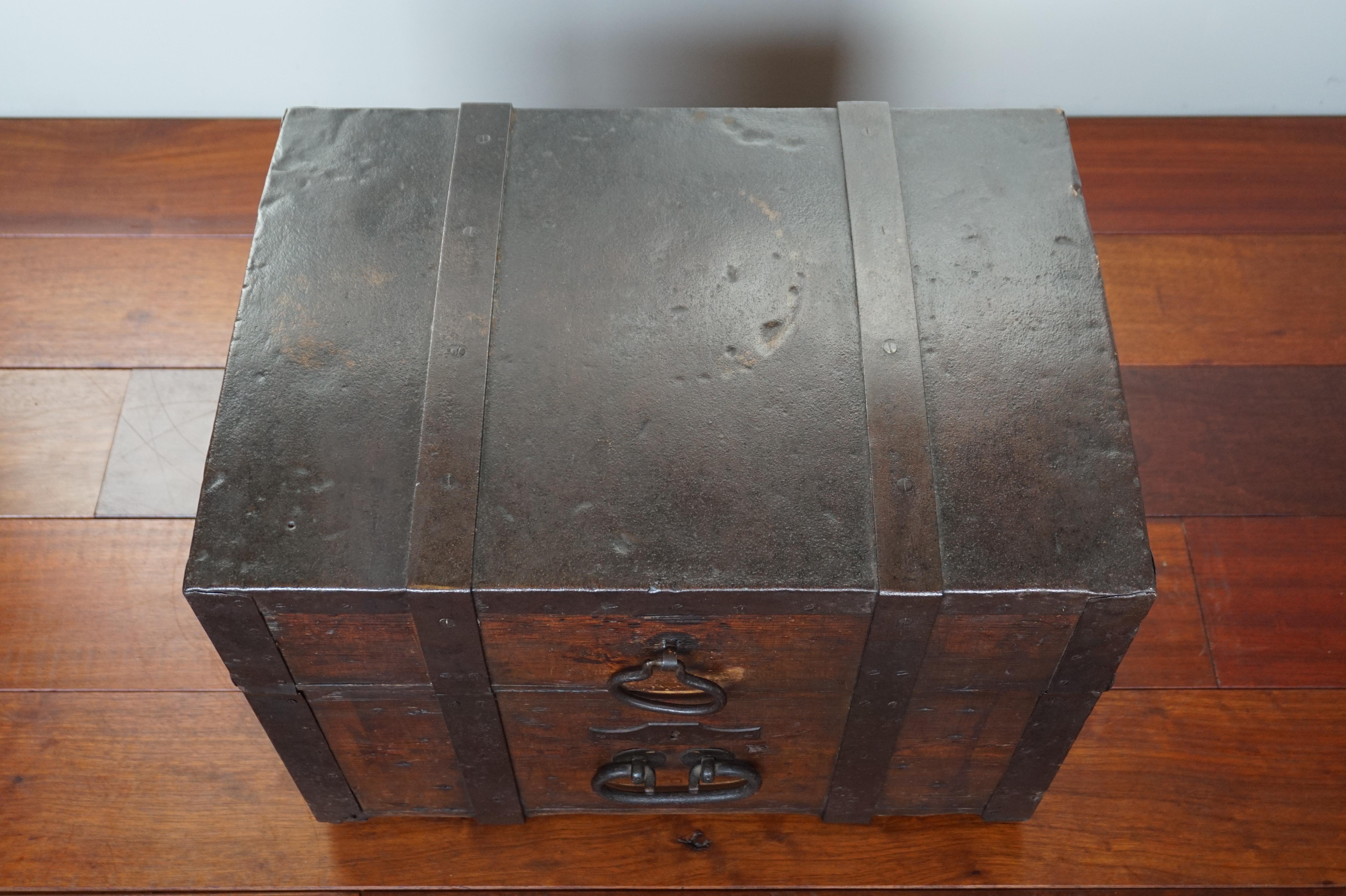 Antike handgefertigte Coach / Carriage Strongbox aus Holz und handgeschmiedetem Eisen, 1800er Jahre (Geschmiedet) im Angebot