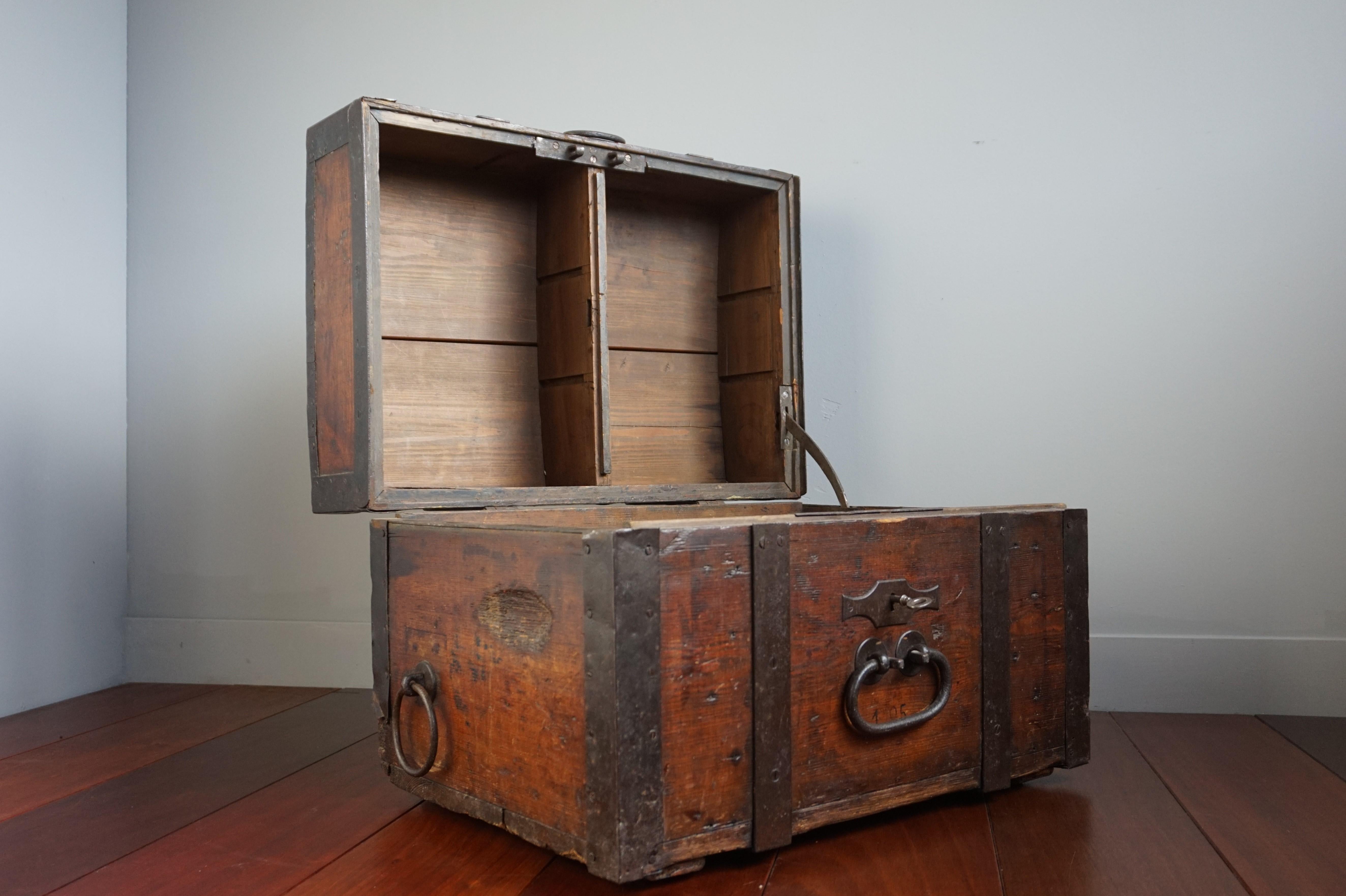 Antike handgefertigte Coach / Carriage Strongbox aus Holz und handgeschmiedetem Eisen, 1800er Jahre im Zustand „Gut“ im Angebot in Lisse, NL