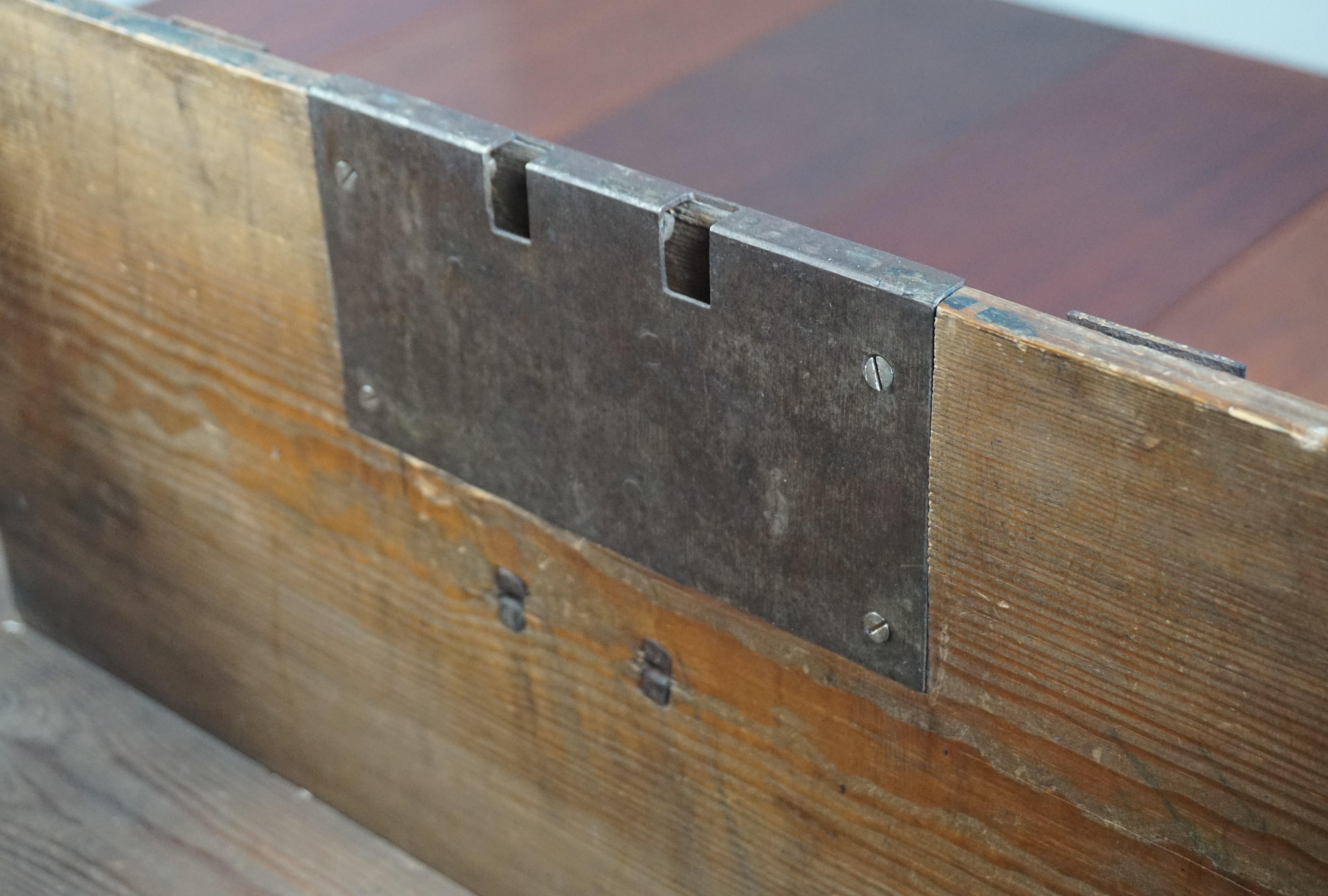 Antike handgefertigte Coach / Carriage Strongbox aus Holz und handgeschmiedetem Eisen, 1800er Jahre (Schmiedeeisen) im Angebot