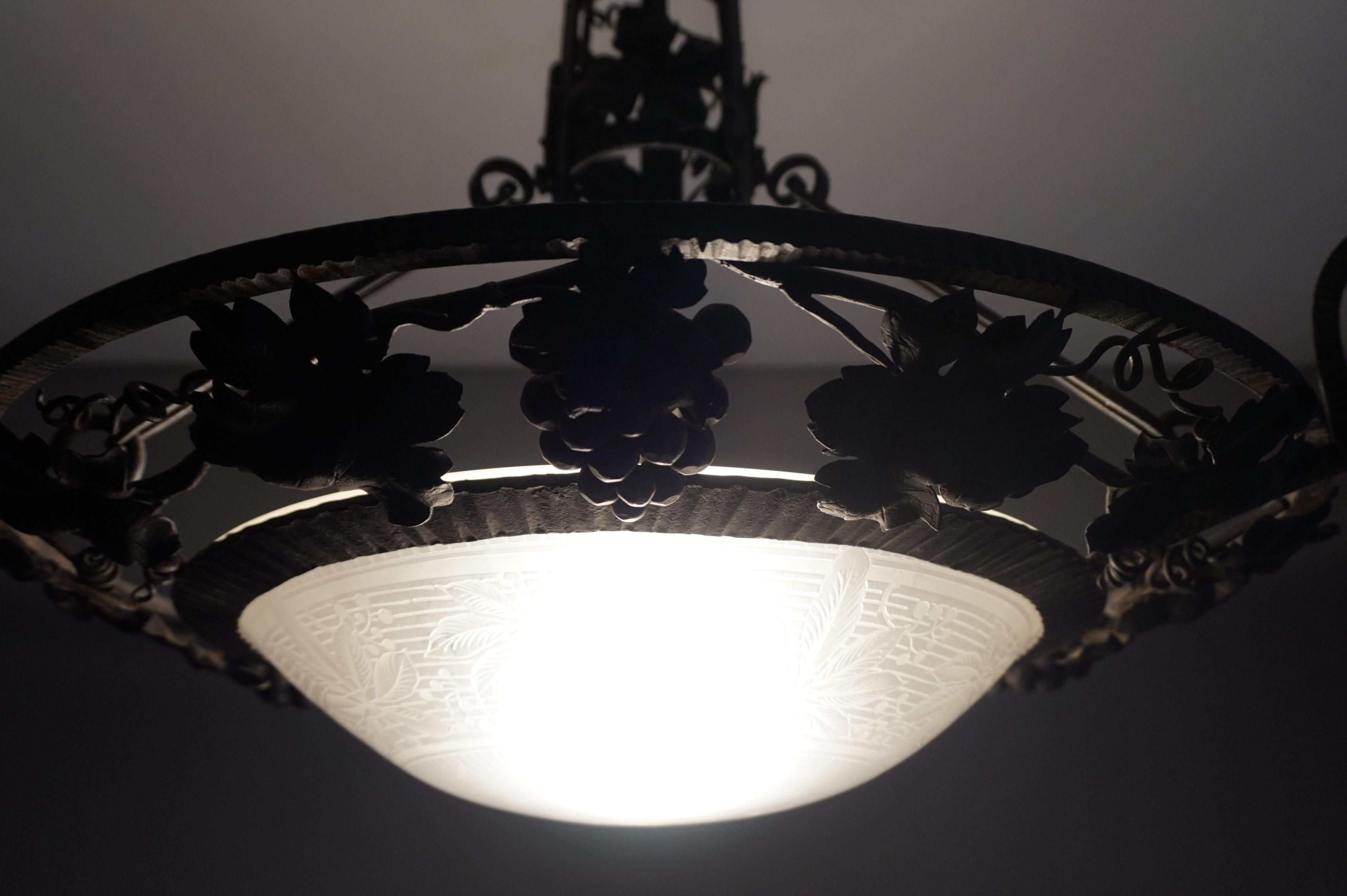 Lampadario a tema vino in ferro battuto e vetro di Arts and Crafts w. Uva e foglie 3