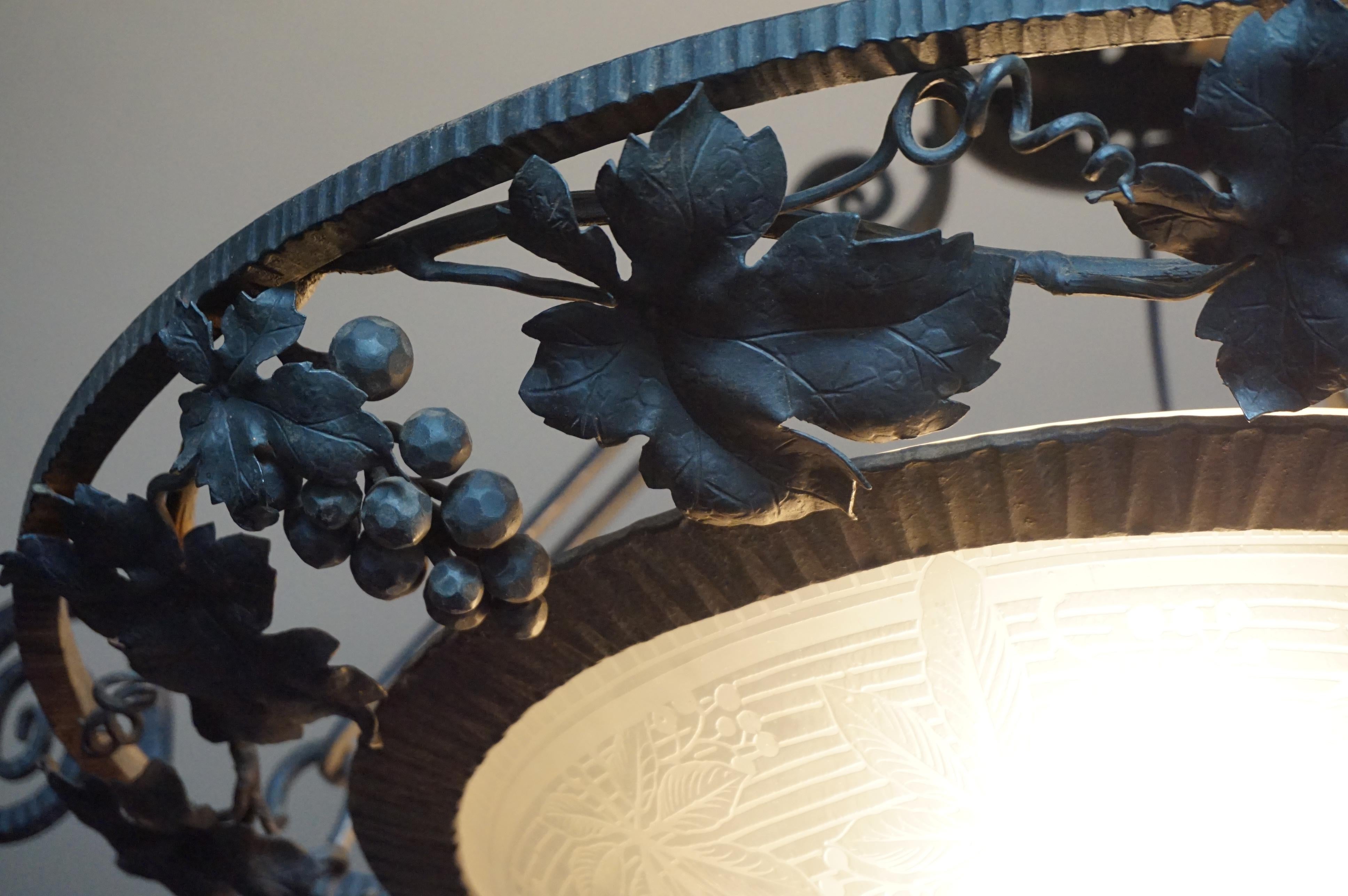 Lampadario a tema vino in ferro battuto e vetro di Arts and Crafts w. Uva e foglie 5