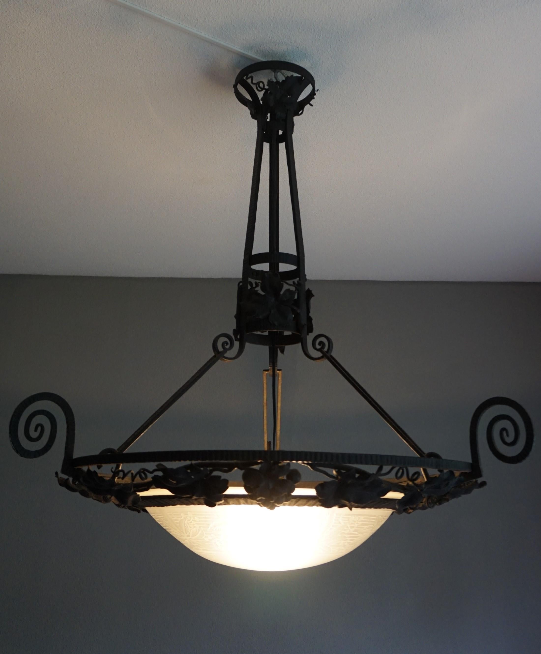 Lampadario a tema vino in ferro battuto e vetro di Arts and Crafts w. Uva e foglie 6