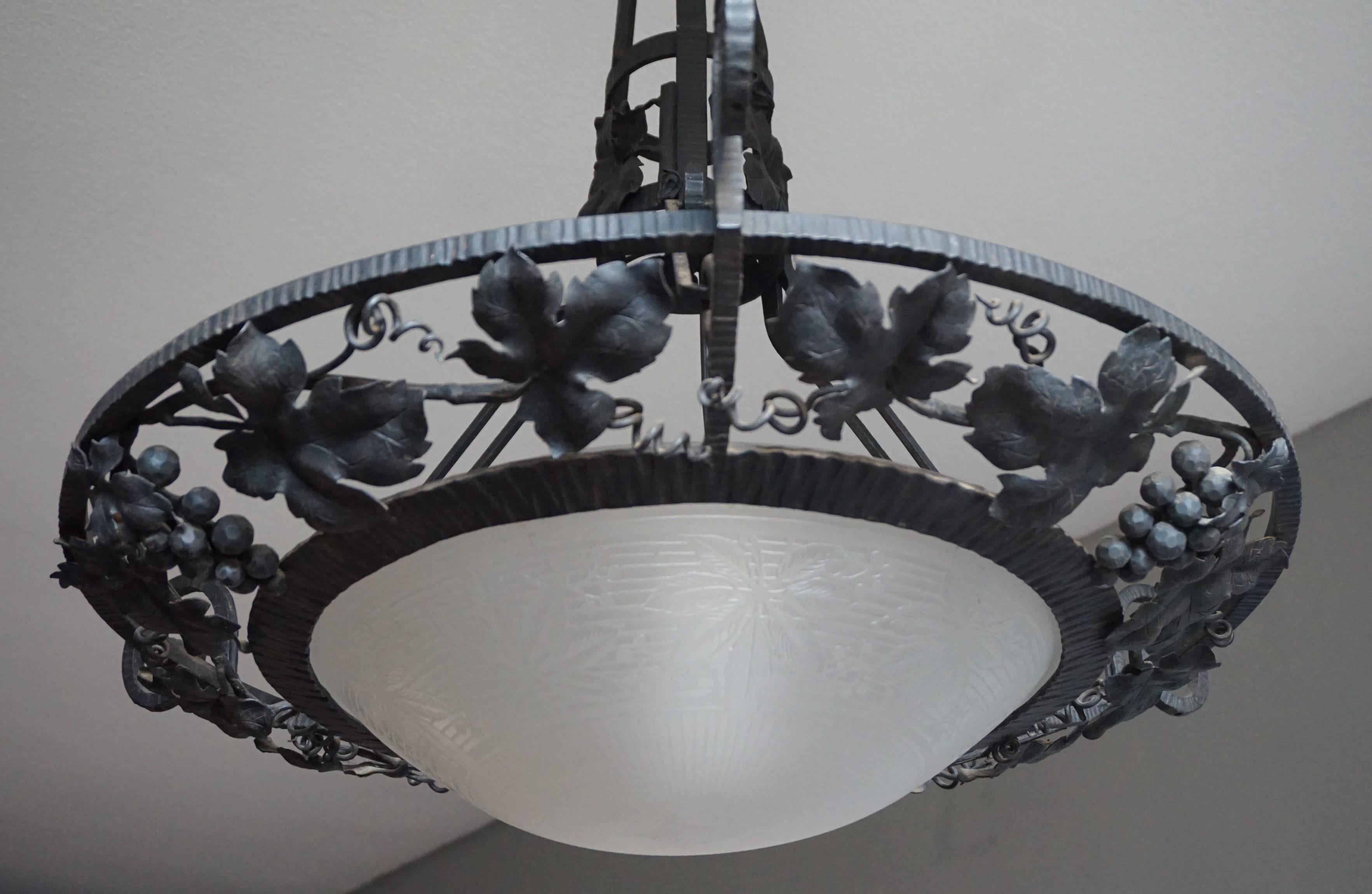 Francese Lampadario a tema vino in ferro battuto e vetro di Arts and Crafts w. Uva e foglie