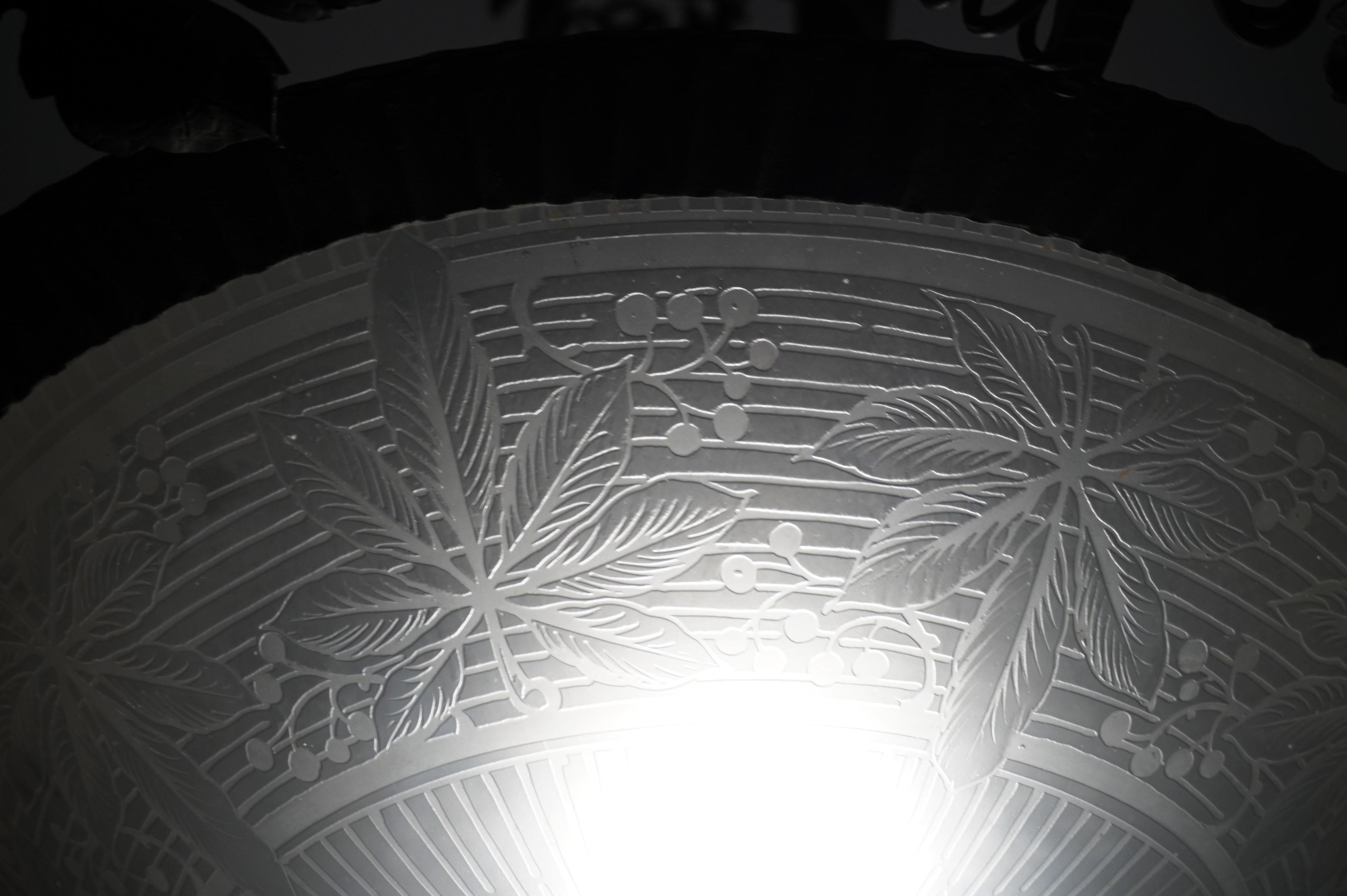XX secolo Lampadario a tema vino in ferro battuto e vetro di Arts and Crafts w. Uva e foglie