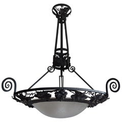 Lampadario a tema vino in ferro battuto e vetro di Arts and Crafts w. Uva e foglie