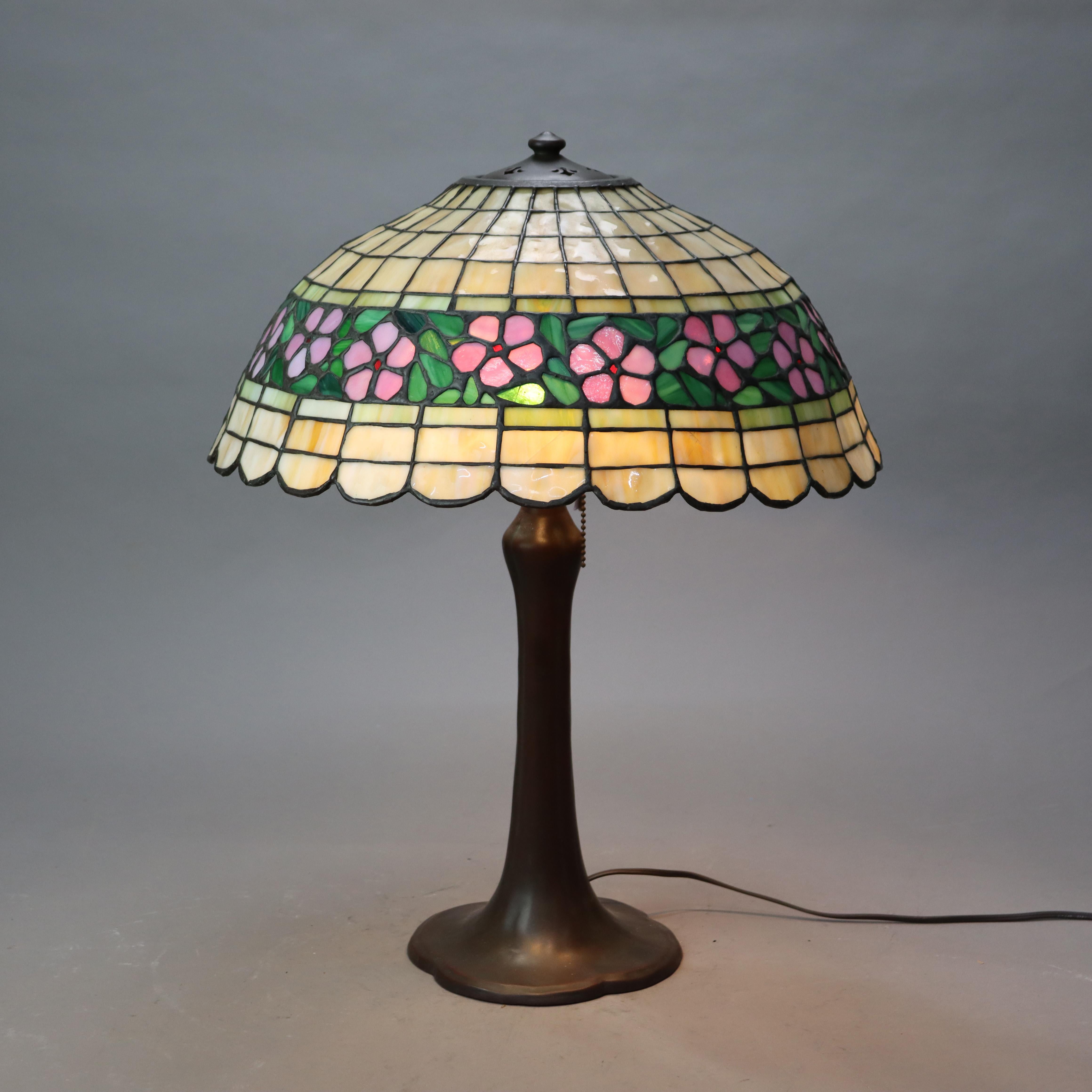 Lampe de table ancienne Handel en bronze avec abat-jour floral unique en verre plombé C1930

Mesures : 22,75 