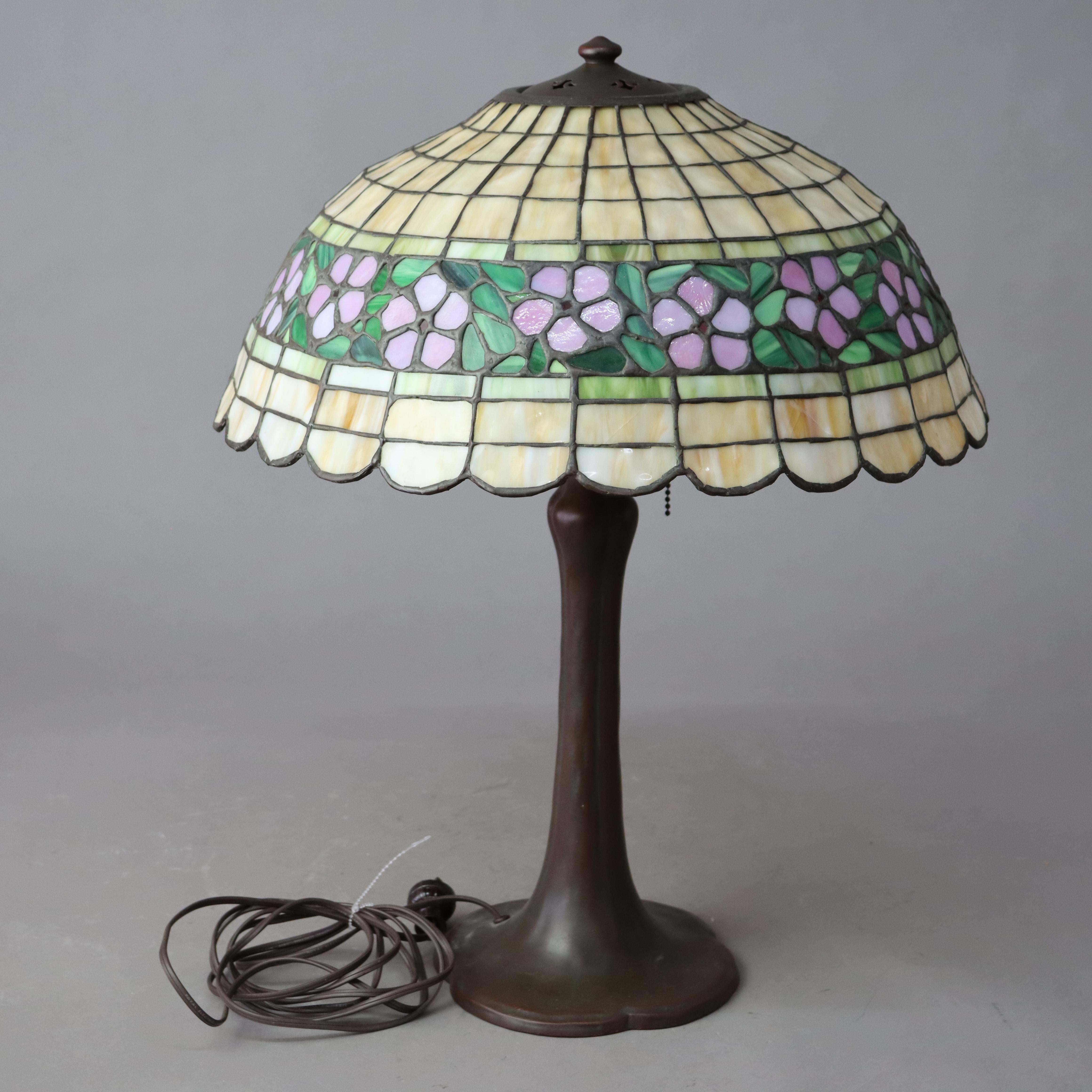 Lampe de table ancienne Handel en bronze avec abat-jour floral unique en verre plombé C1930 Bon état - En vente à Big Flats, NY